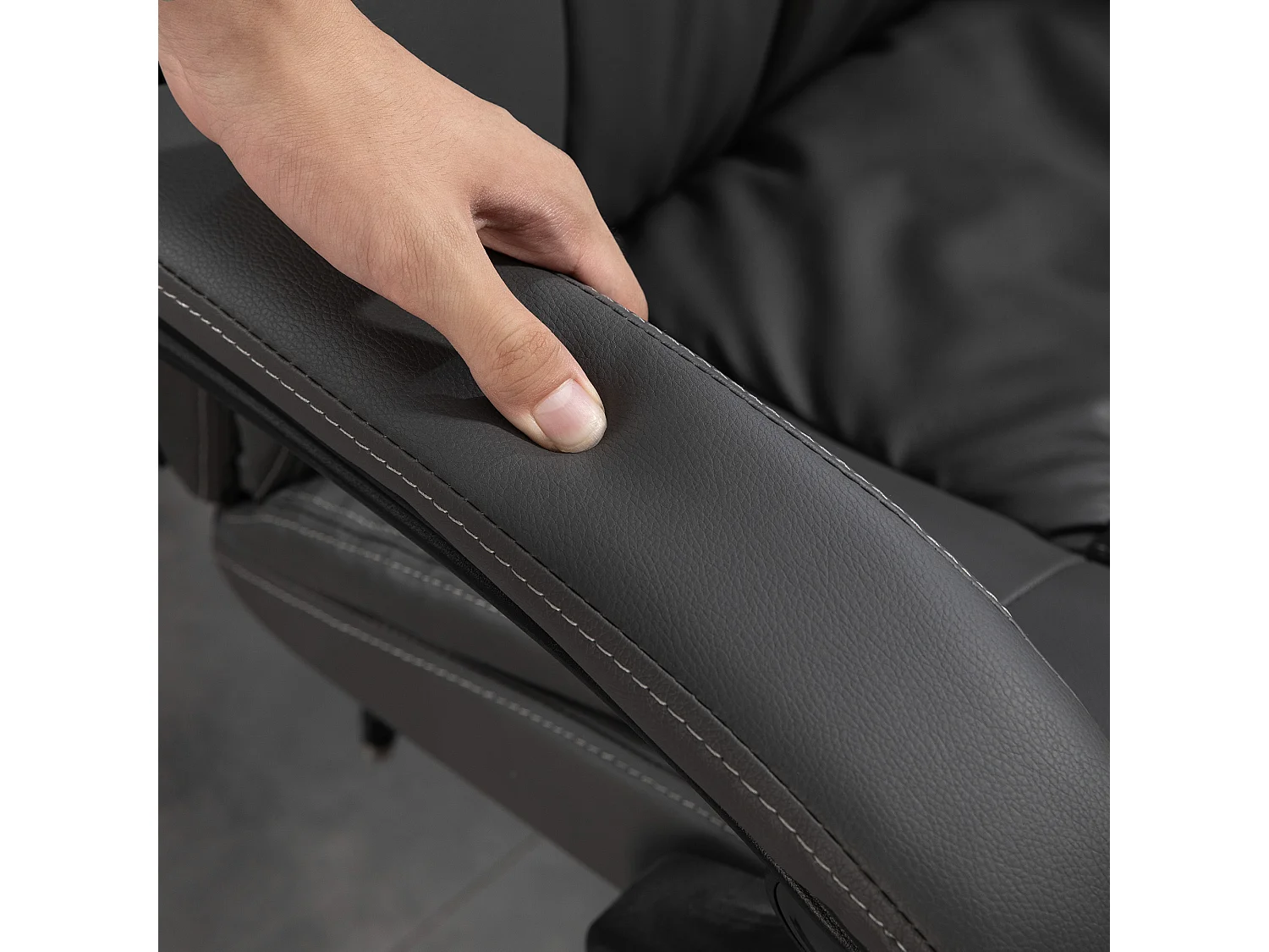 Chaise de bureau ergonomique en cuir PU avec massage, vibration et repose-pieds, gris foncé 68,5x68,5x113-121cm