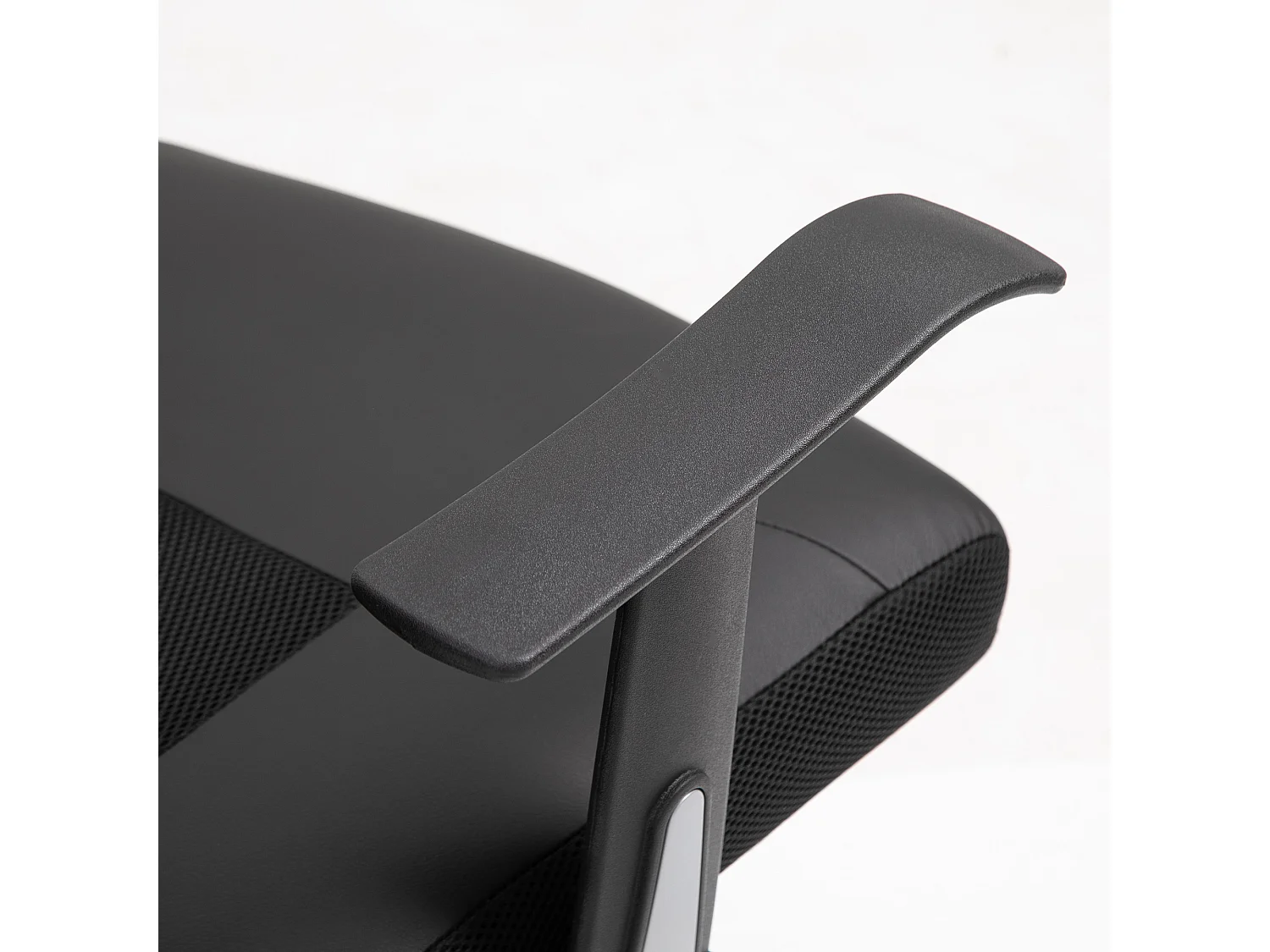 Sedia da ufficio ergonomica regolabile con comodini e funzione basculante in pelle sintetica nera 66x73x108-118cm