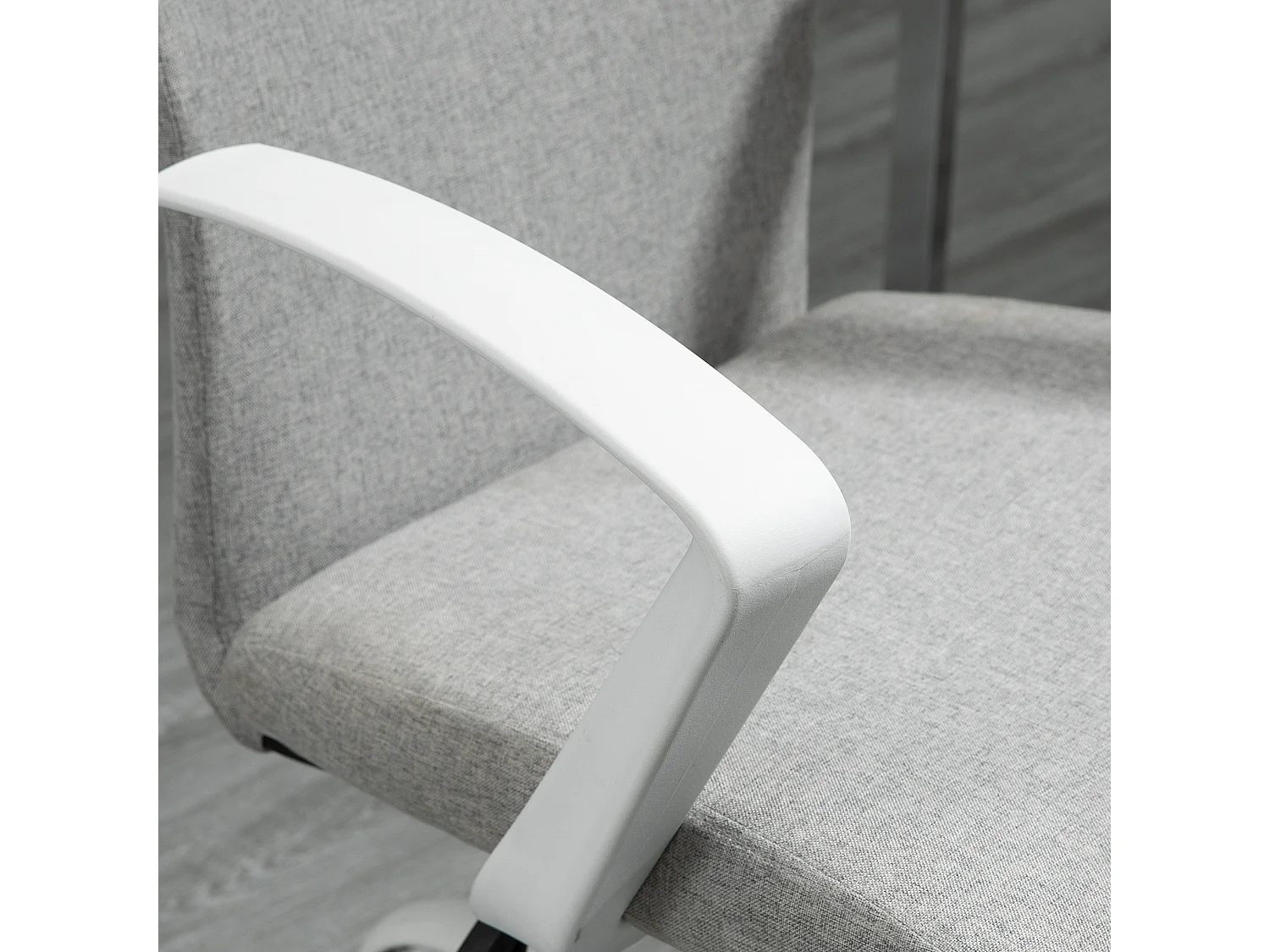 Silla de oficina ergonómica en lino gris con respaldo reclinable y rotación de 360° para oficina en casa