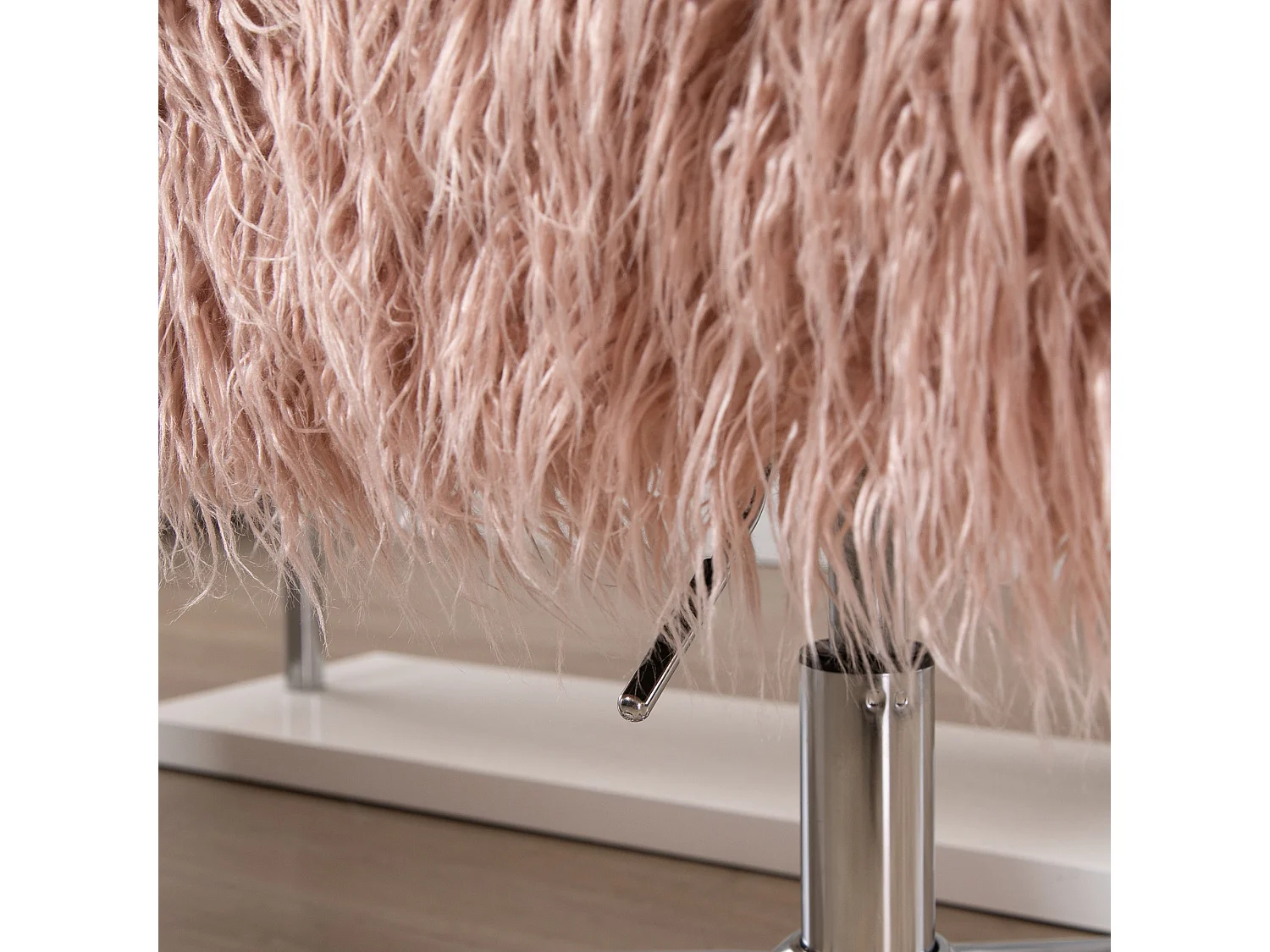 Silla de oficina ergonómica para mujer en piel sintética color rosa con reposabrazos y altura regulable.