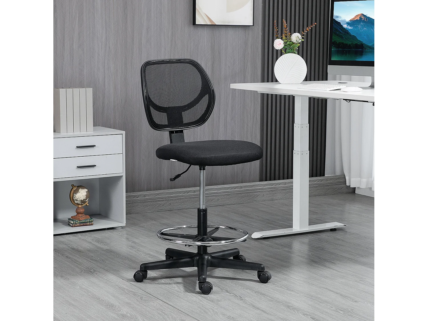 Cadeira ergonômica preta para sentar e levantar com encosto baixo e apoio para os pés ajustável para escritório