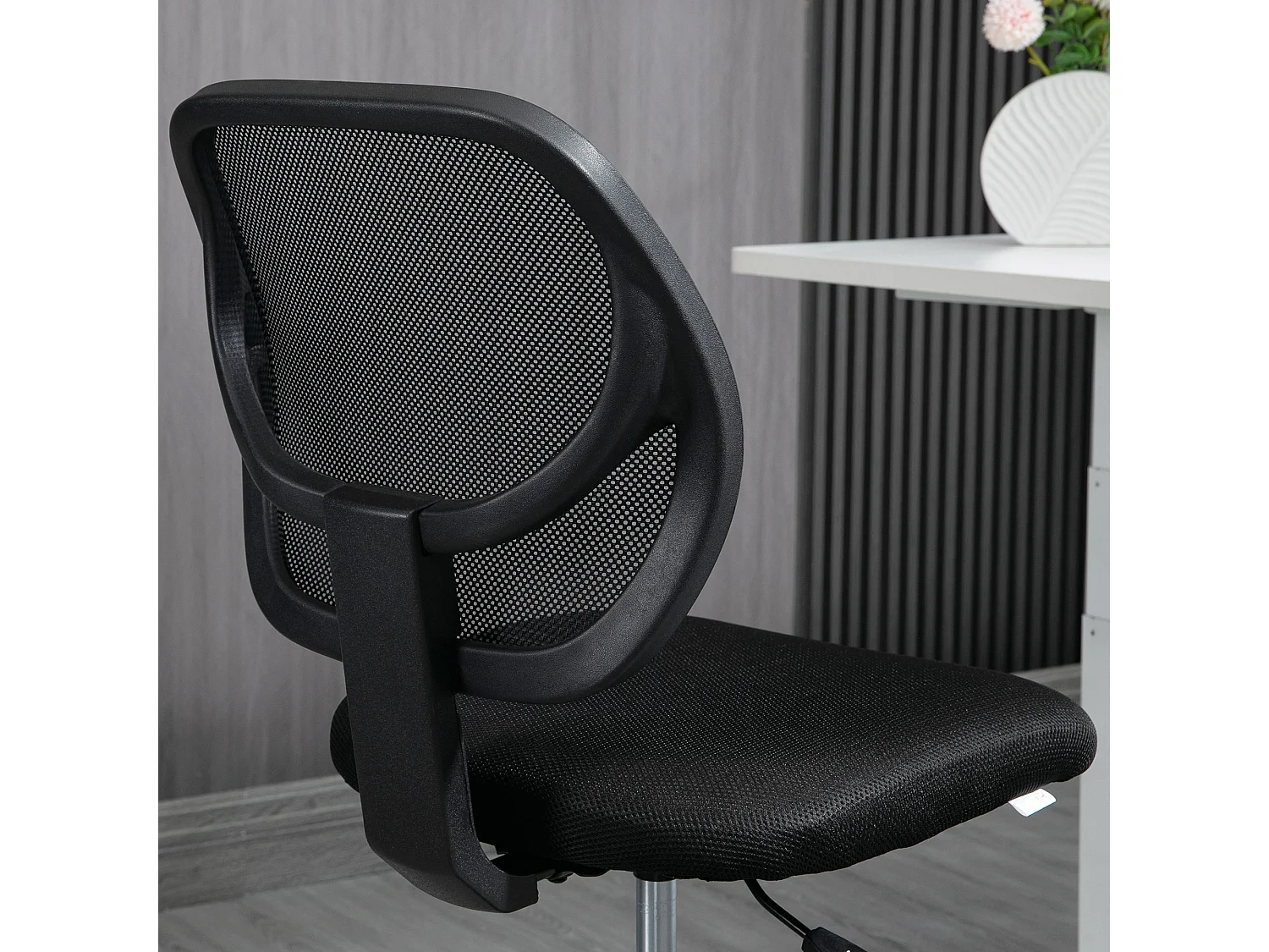 Cadeira ergonômica preta para sentar e levantar com encosto baixo e apoio para os pés ajustável para escritório