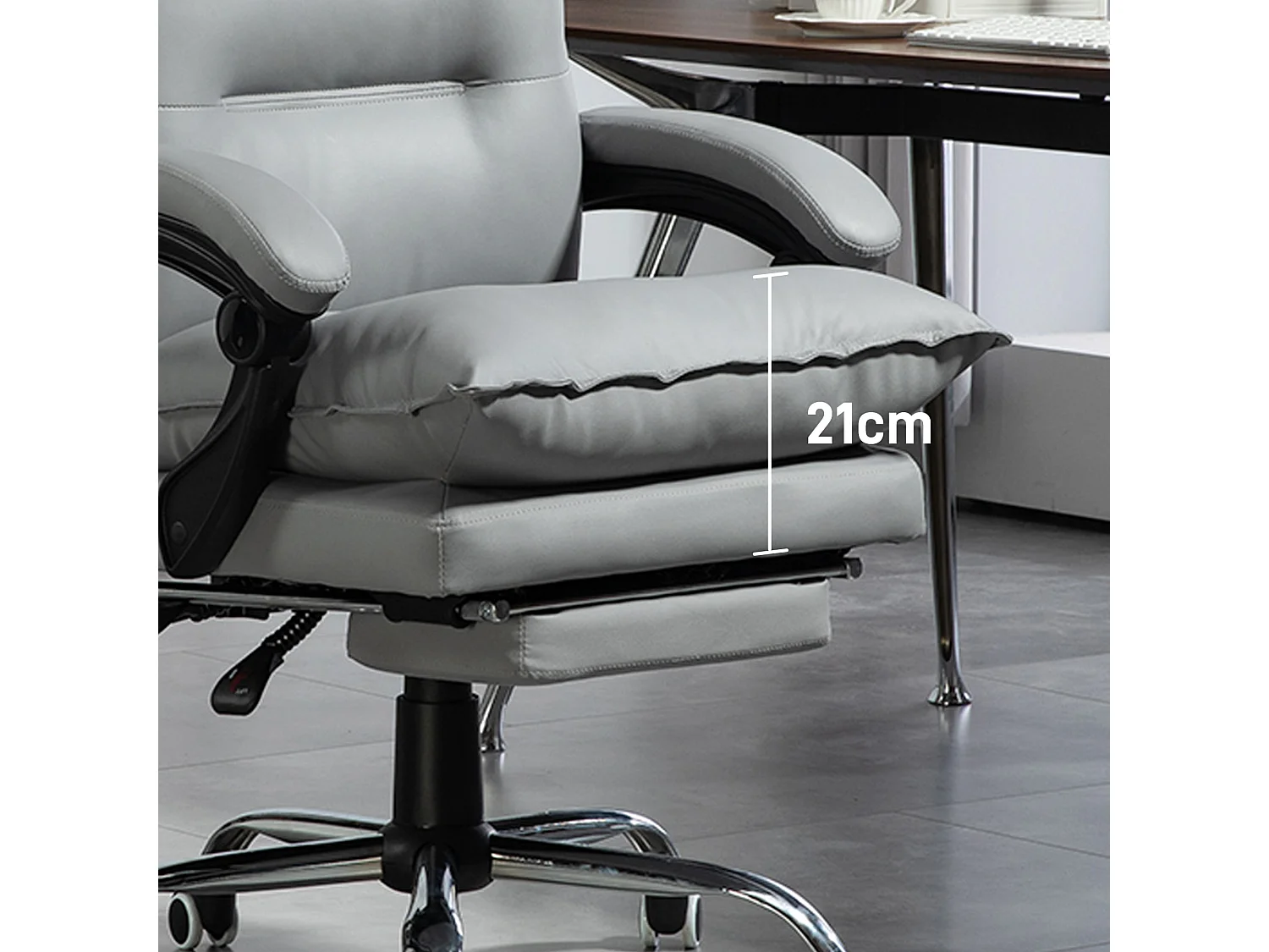 Silla de oficina giratoria ajustable de piel sintética con reposapiés ergonómico en gris claro