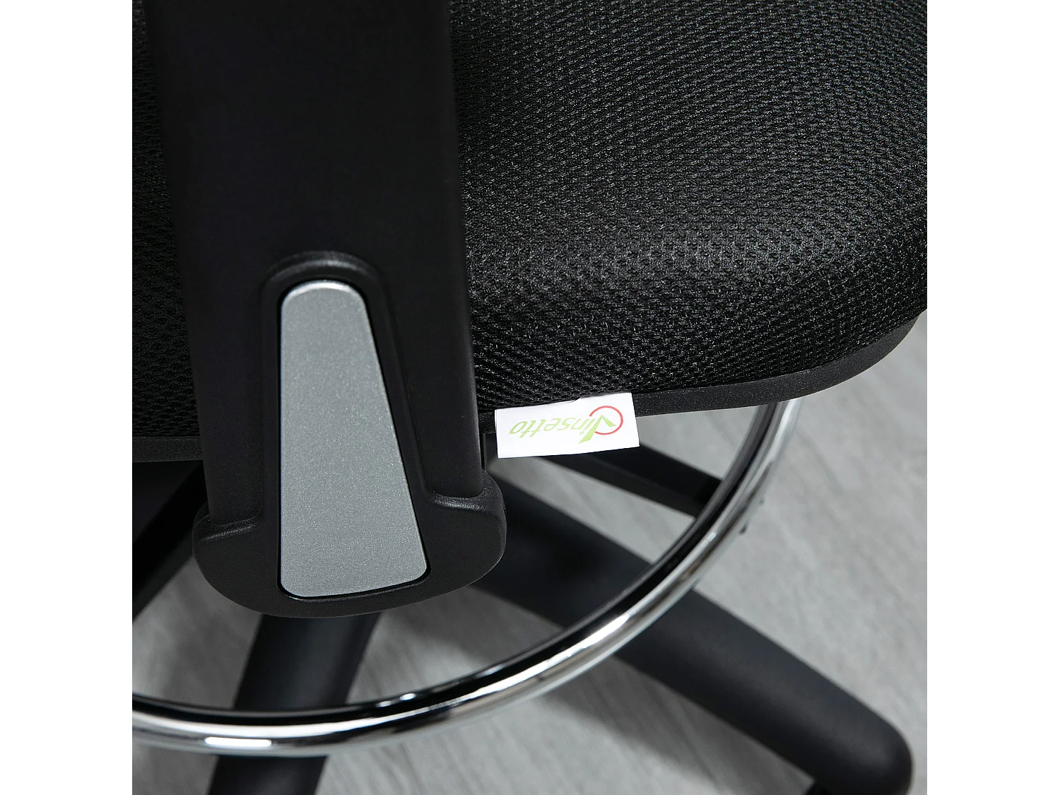 Silla de oficina ergonómica de malla negra con reposabrazos y reposapiés para oficina y oficina en casa.