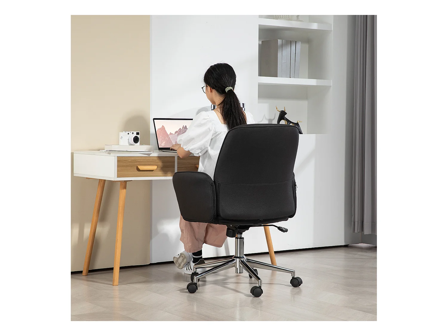 Chaise-office ergonomica in microfibra nera con dossier inclinabile e seduta pivotante 120 kg