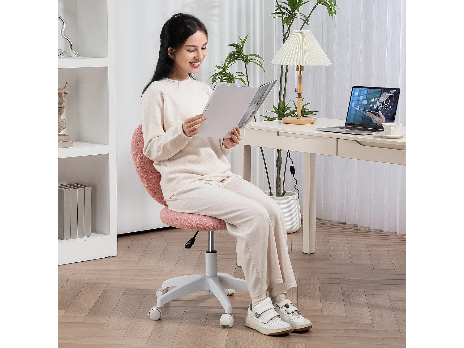 Silla de oficina giratoria de felpa con respaldo en forma de corazón, ajustable, color rosa