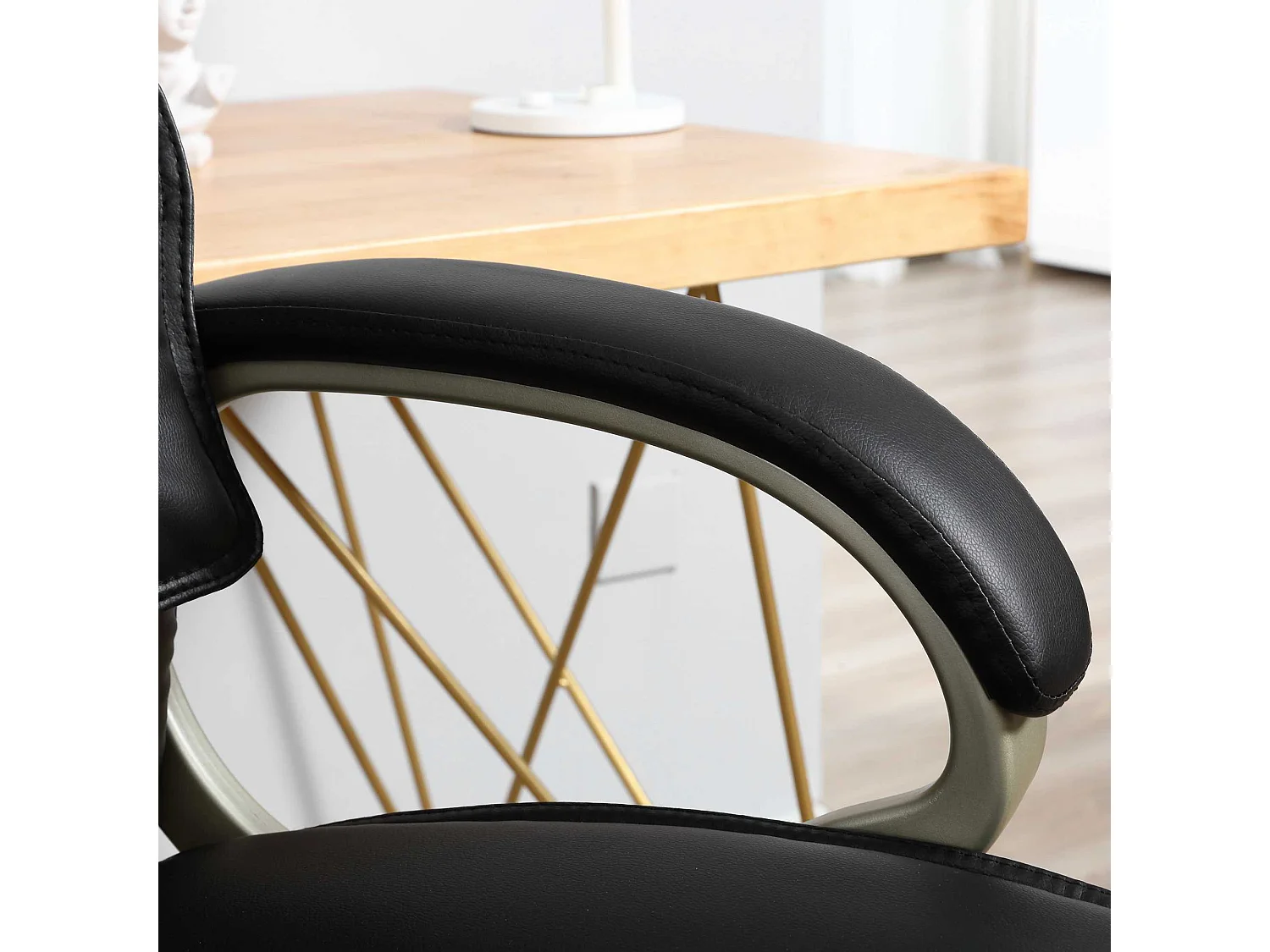 Silla de oficina ergonómica en piel sintética negra con función Wippfunktion y regulable de 114 a 124 cm.