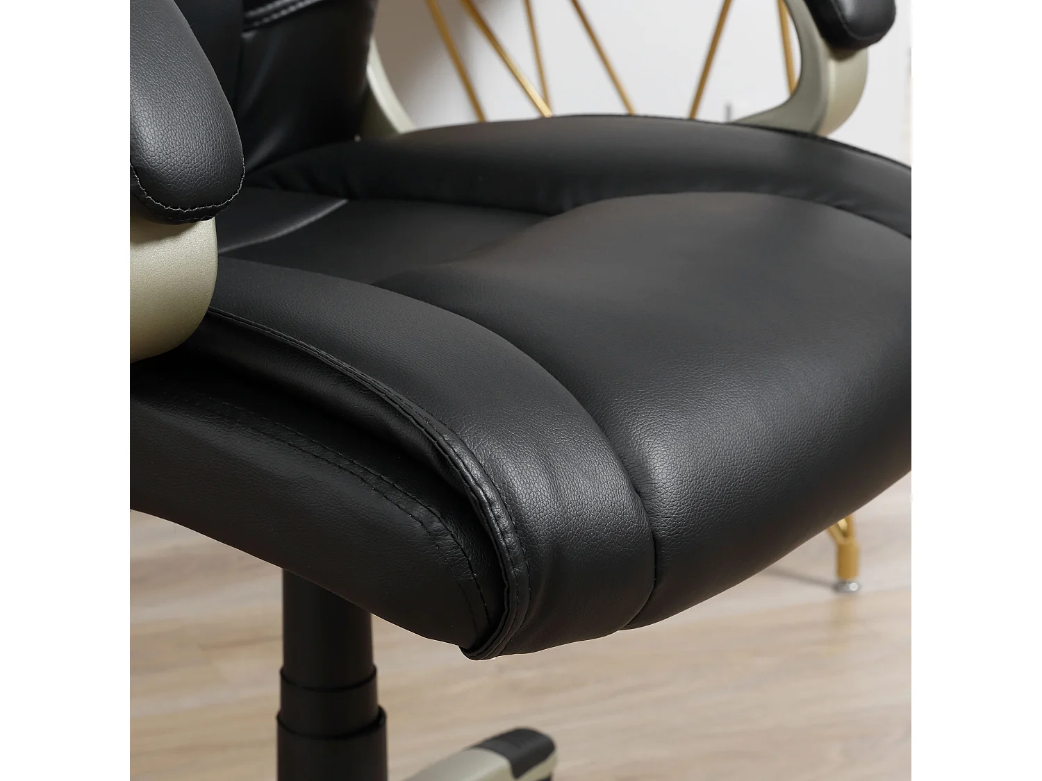 Silla de oficina ergonómica en piel sintética negra con función Wippfunktion y regulable de 114 a 124 cm.