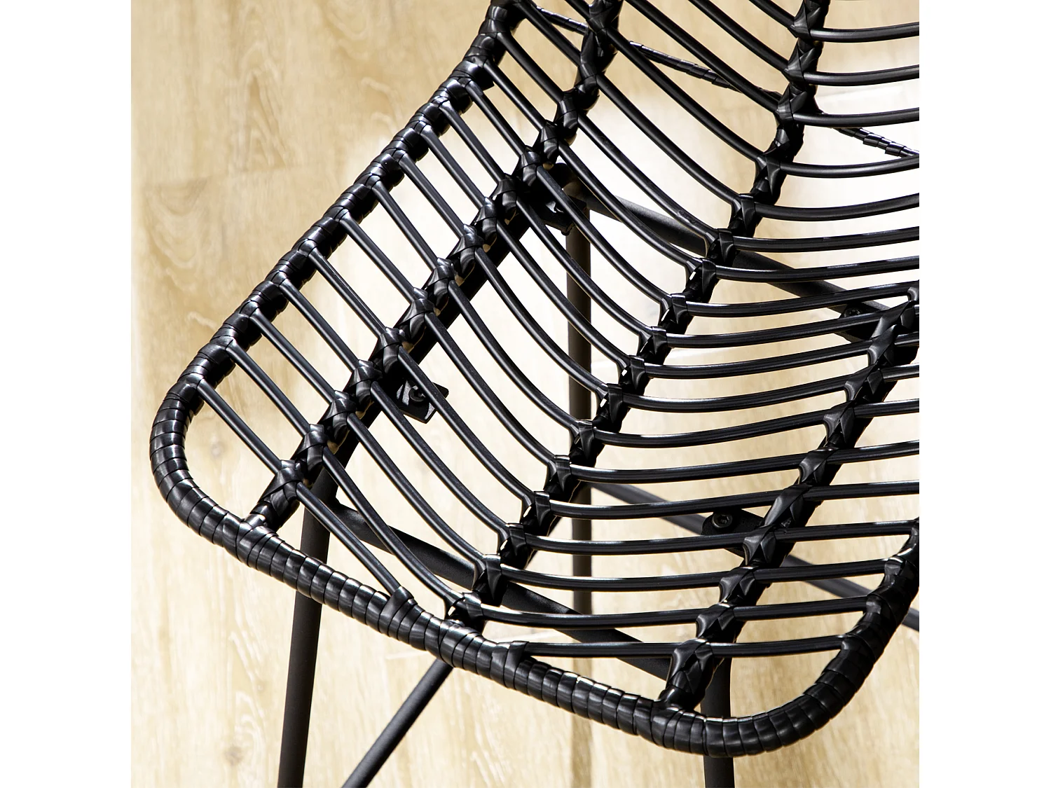 Lotto 2 tabourets de bar en rotin synthétique avec pieds acier, dossier et repose-pieds noir 42,5x52x102 cm