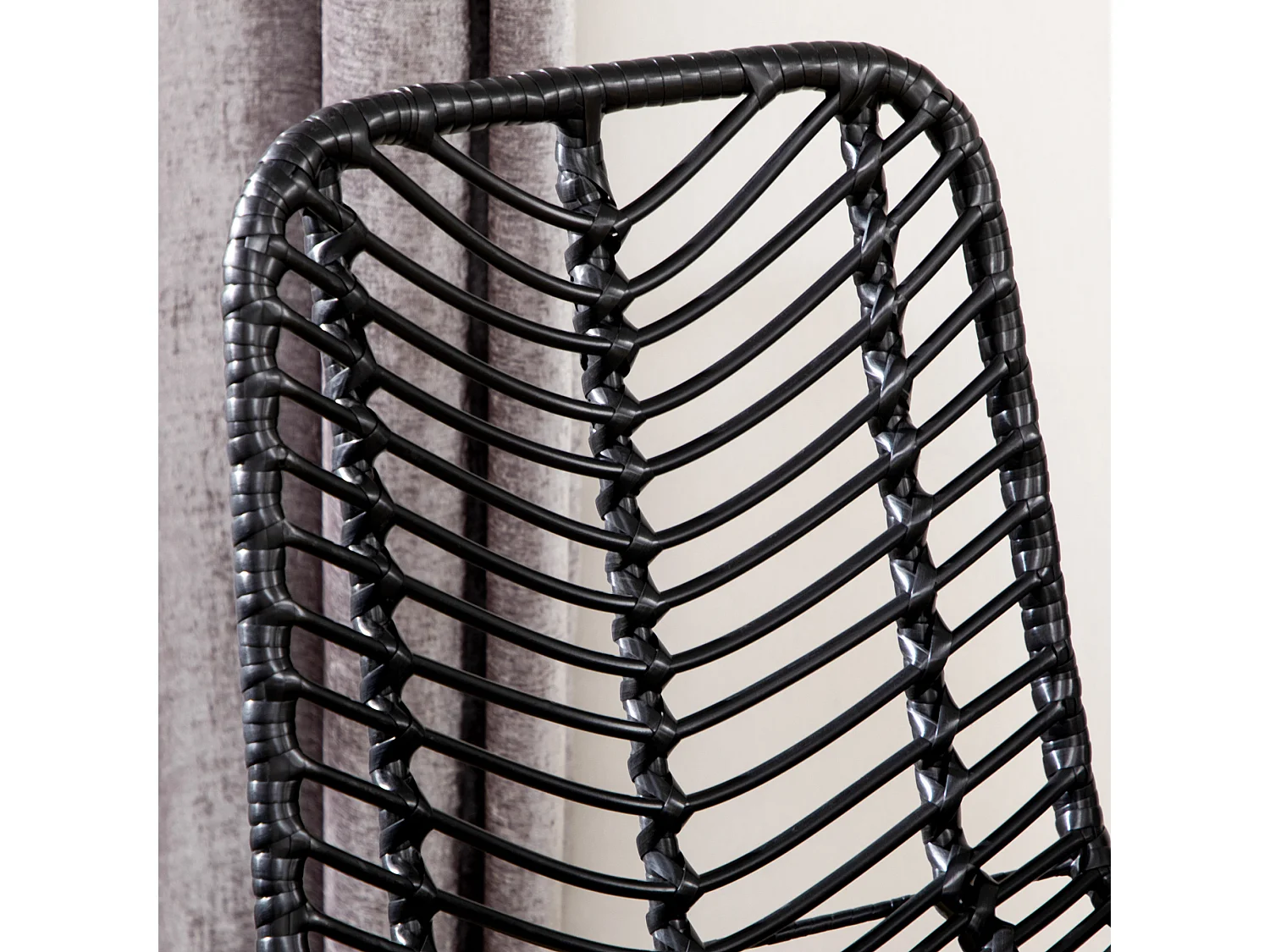 Lotto 2 tabourets de bar en rotin synthétique avec pieds acier, dossier et repose-pieds noir 42,5x52x102 cm