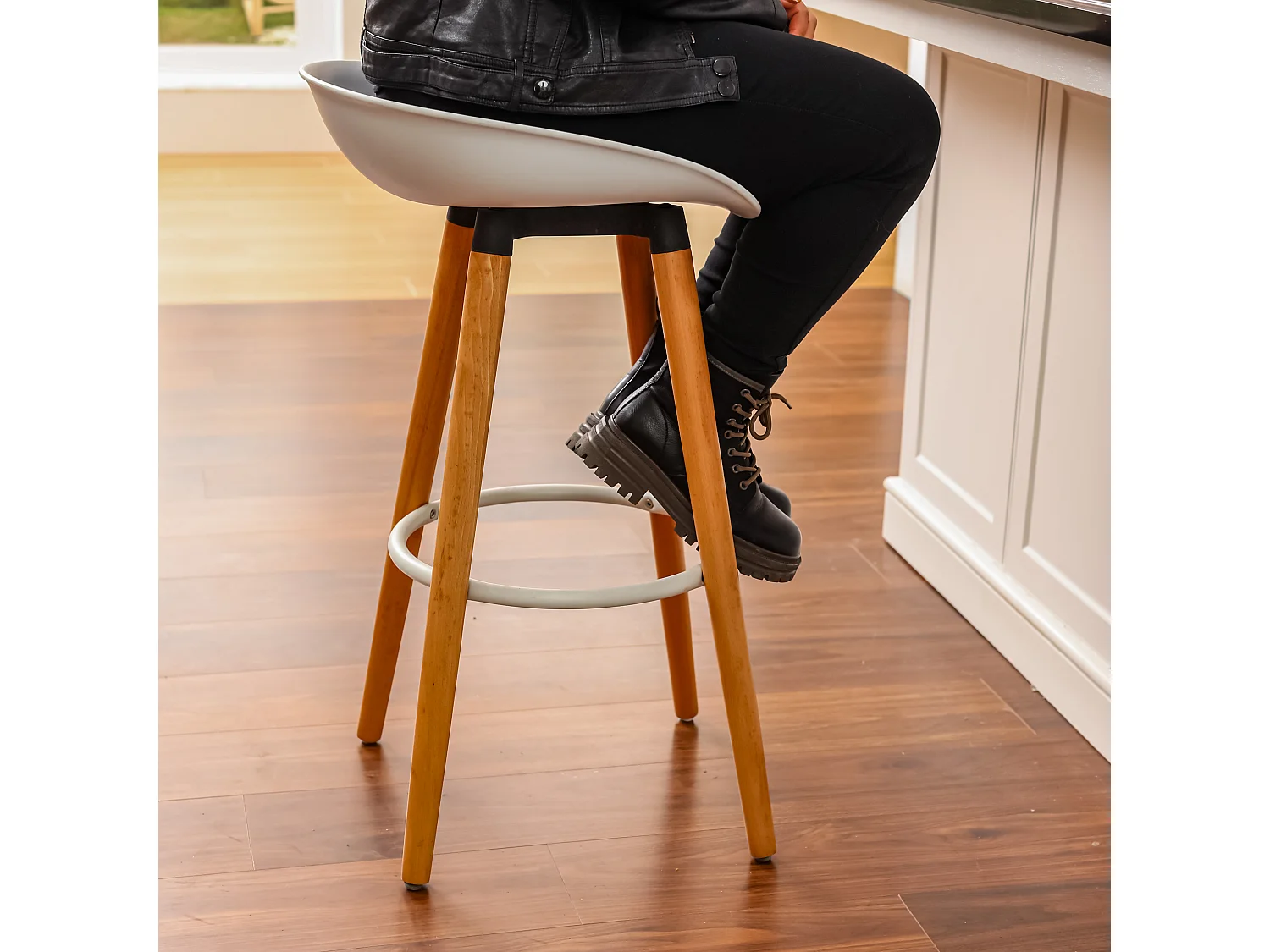 Lot de 2 tabourets de bar scandinave， Siège en plastique blanc, Pieds en bois, L45*D43.5*H77.5cm