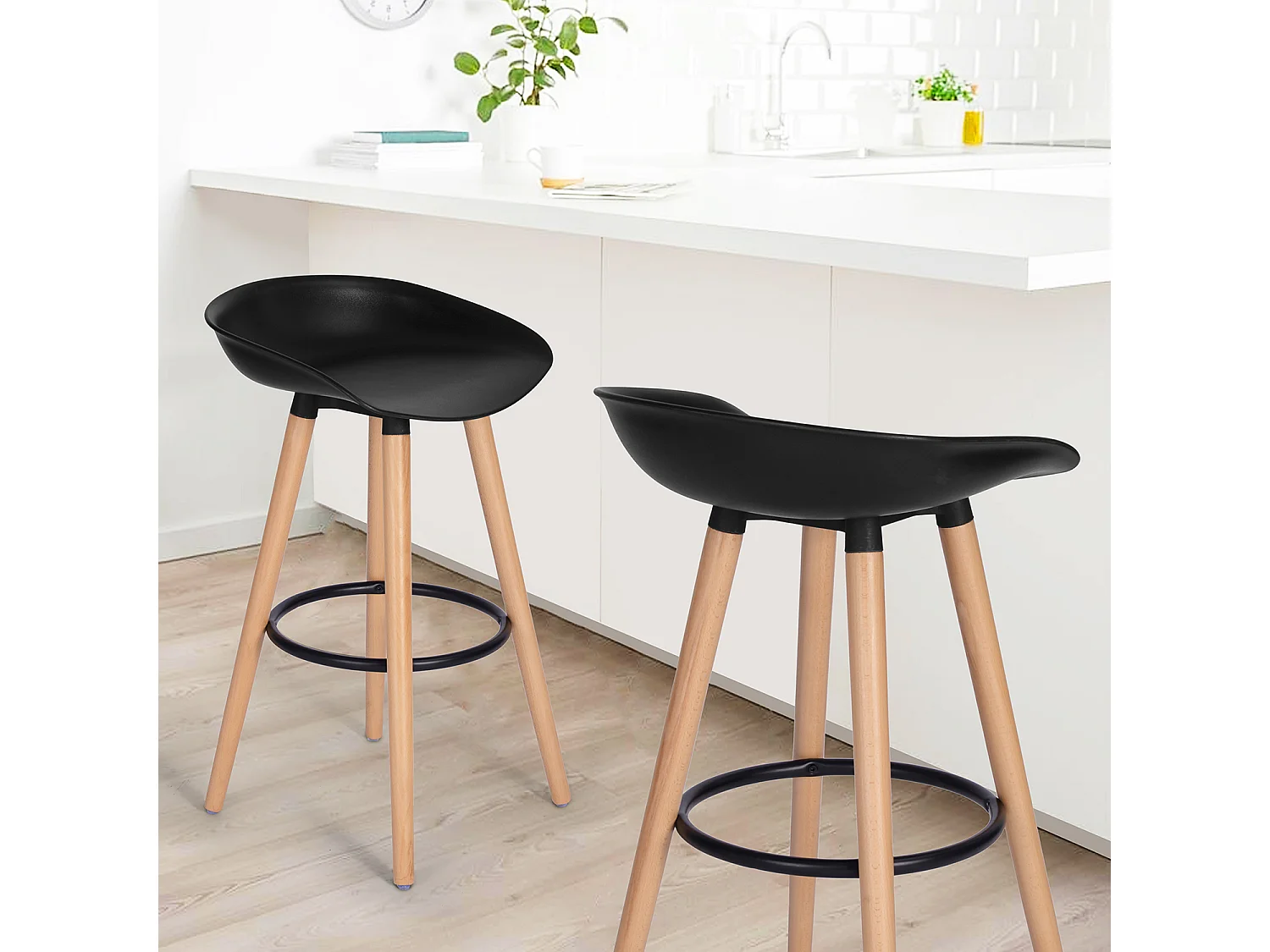 Lot de 2 tabourets de bar scandinave， Siège en plastique noir, Pieds en bois, L45*P43.5*H77.5cm