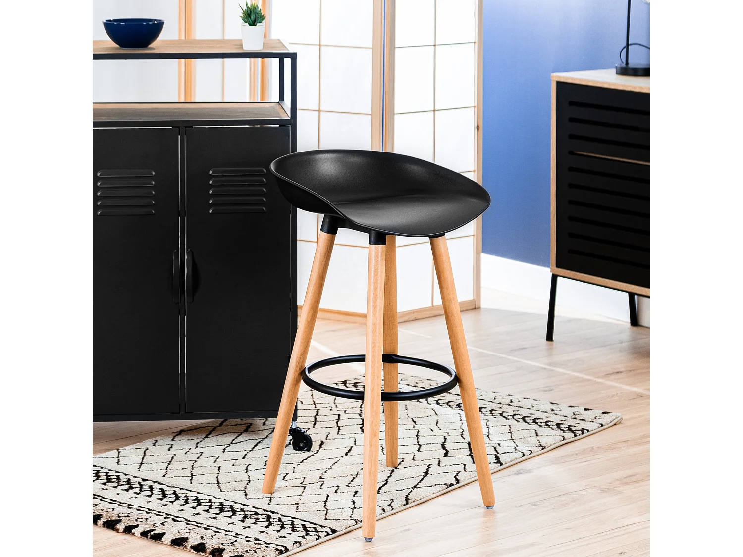 Lot de 2 tabourets de bar scandinave， Siège en plastique noir, Pieds en bois, L45*P43.5*H77.5cm