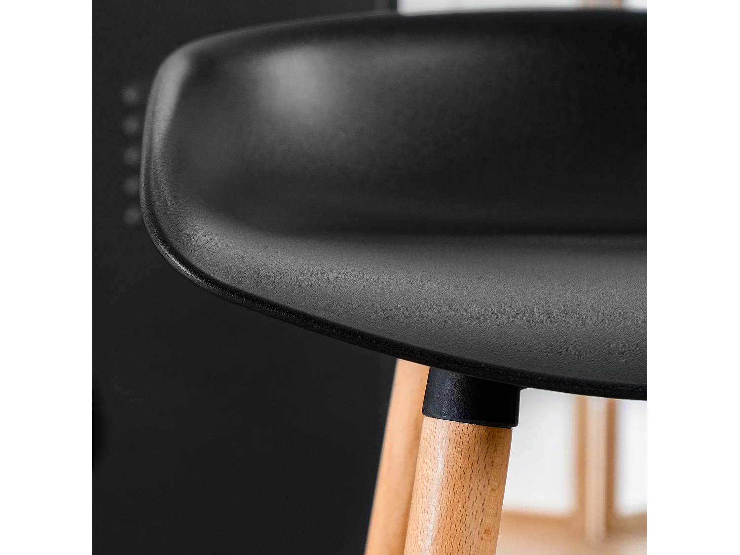 Lot de 2 tabourets de bar scandinave， Siège en plastique noir, Pieds en bois, L45*P43.5*H77.5cm