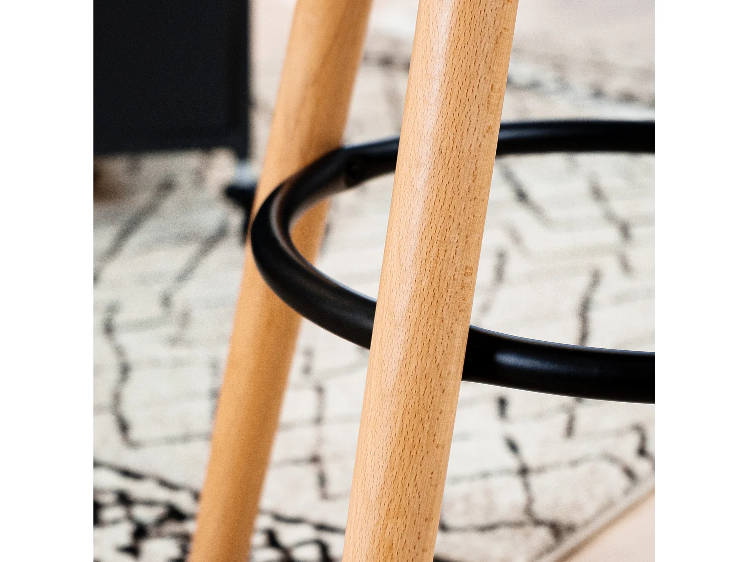 Lot de 2 tabourets de bar scandinave， Siège en plastique noir, Pieds en bois, L45*P43.5*H77.5cm