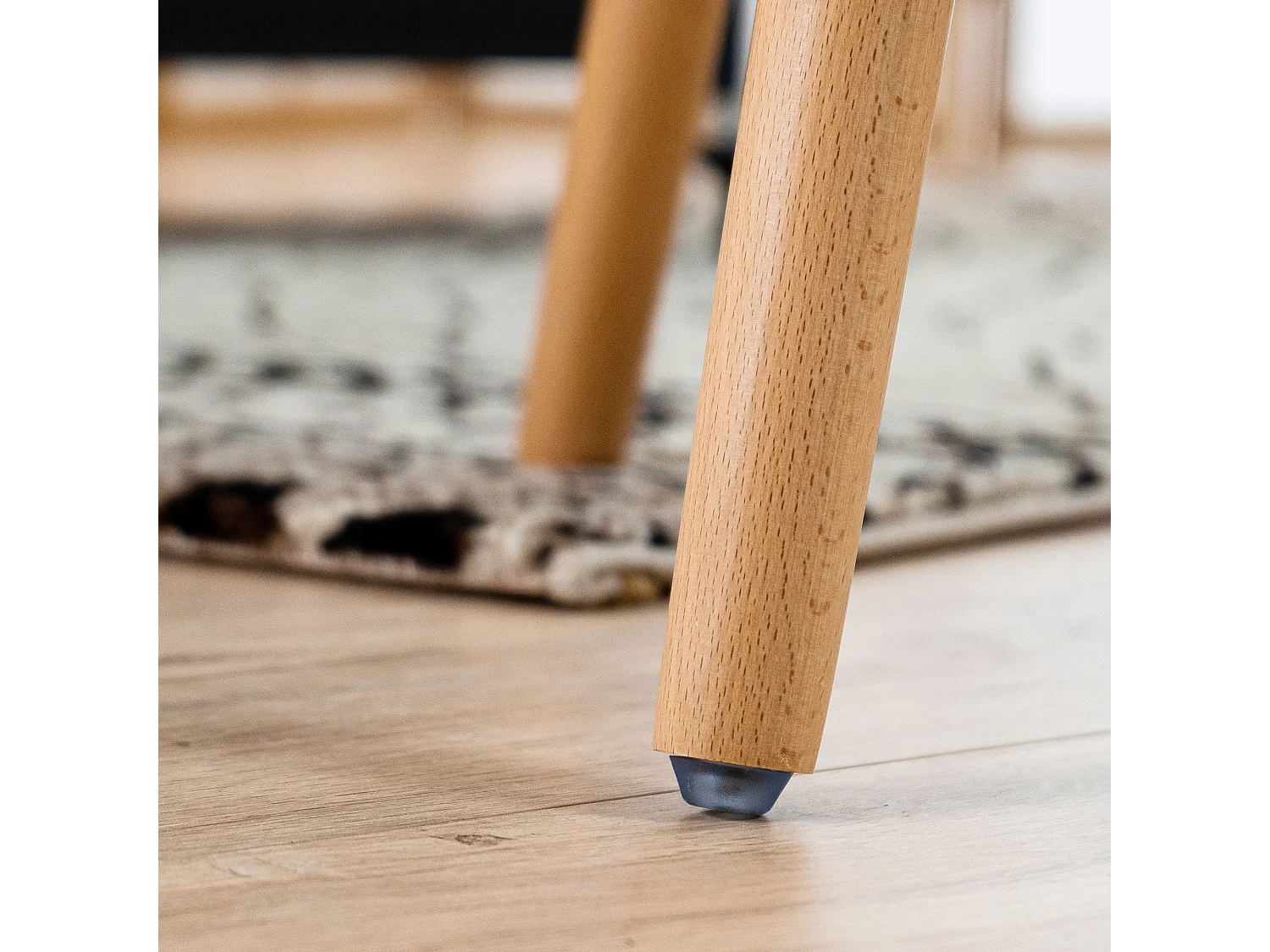 Lot de 2 tabourets de bar scandinave， Siège en plastique noir, Pieds en bois, L45*P43.5*H77.5cm