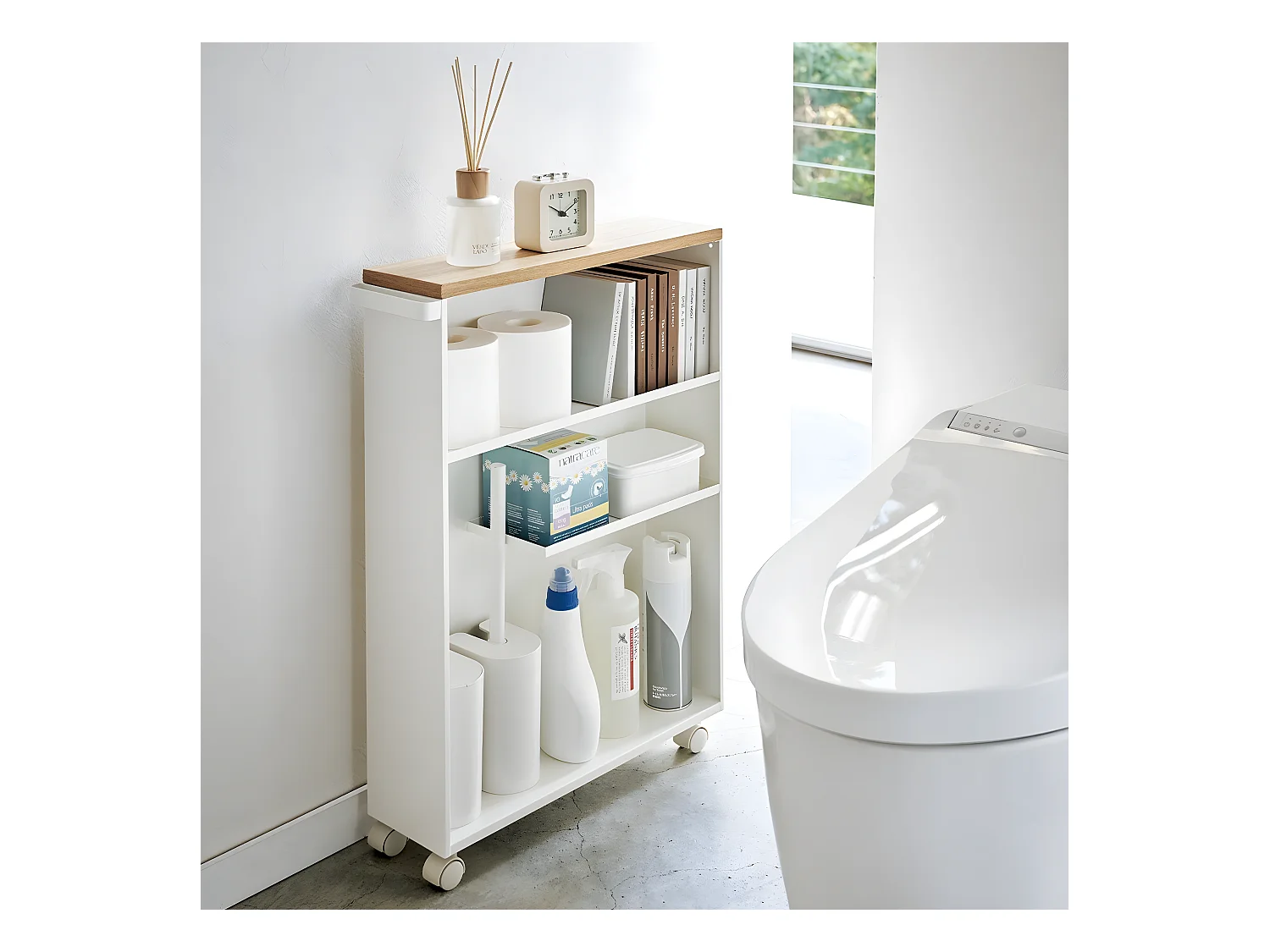 Estante de aseo con ruedas, metal y madera Slim