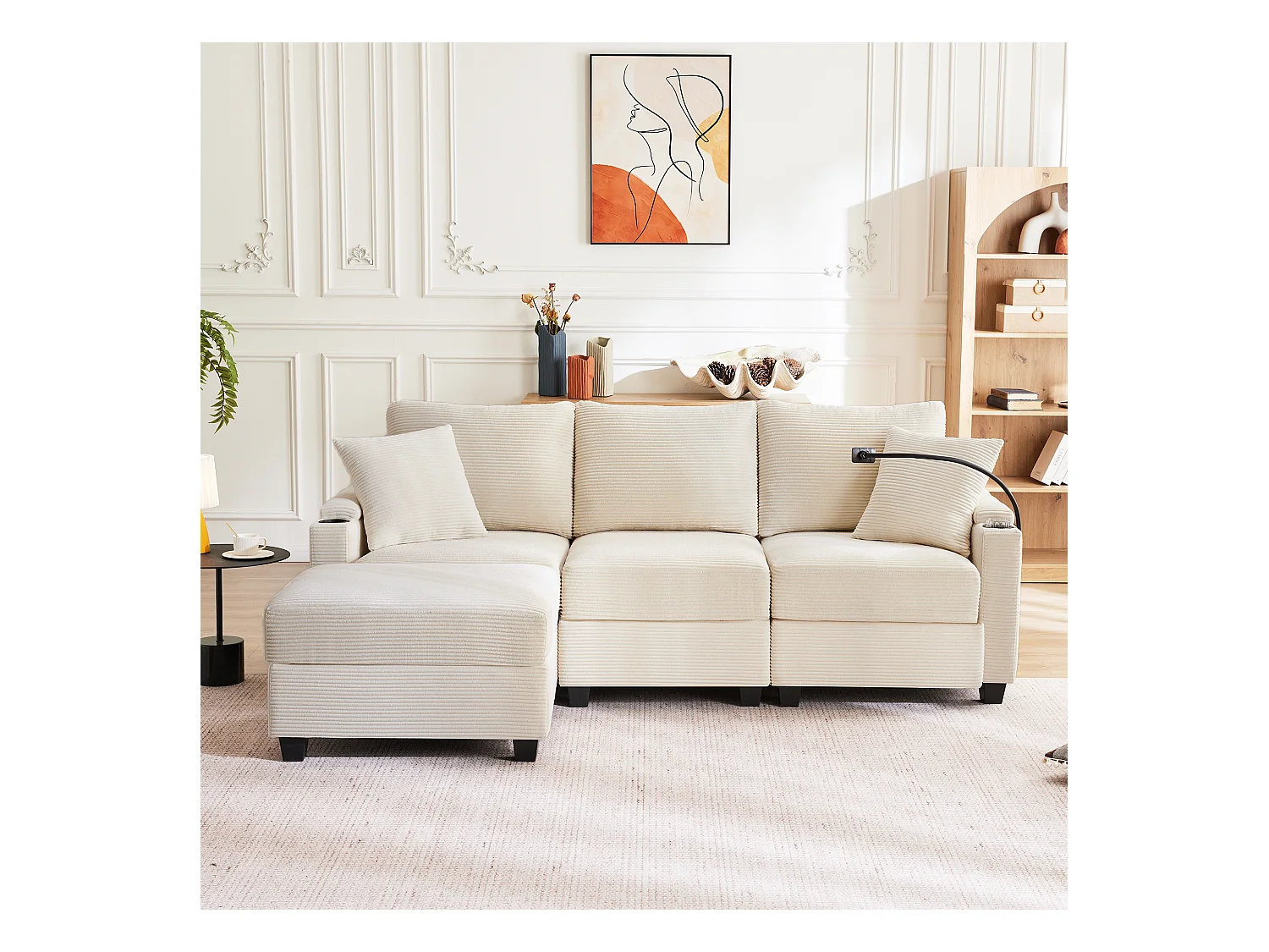 Sofá esquinero en L con reposapiés, portavasos, cargador USB, bandeja en el reposabrazos y dos cojines, beige