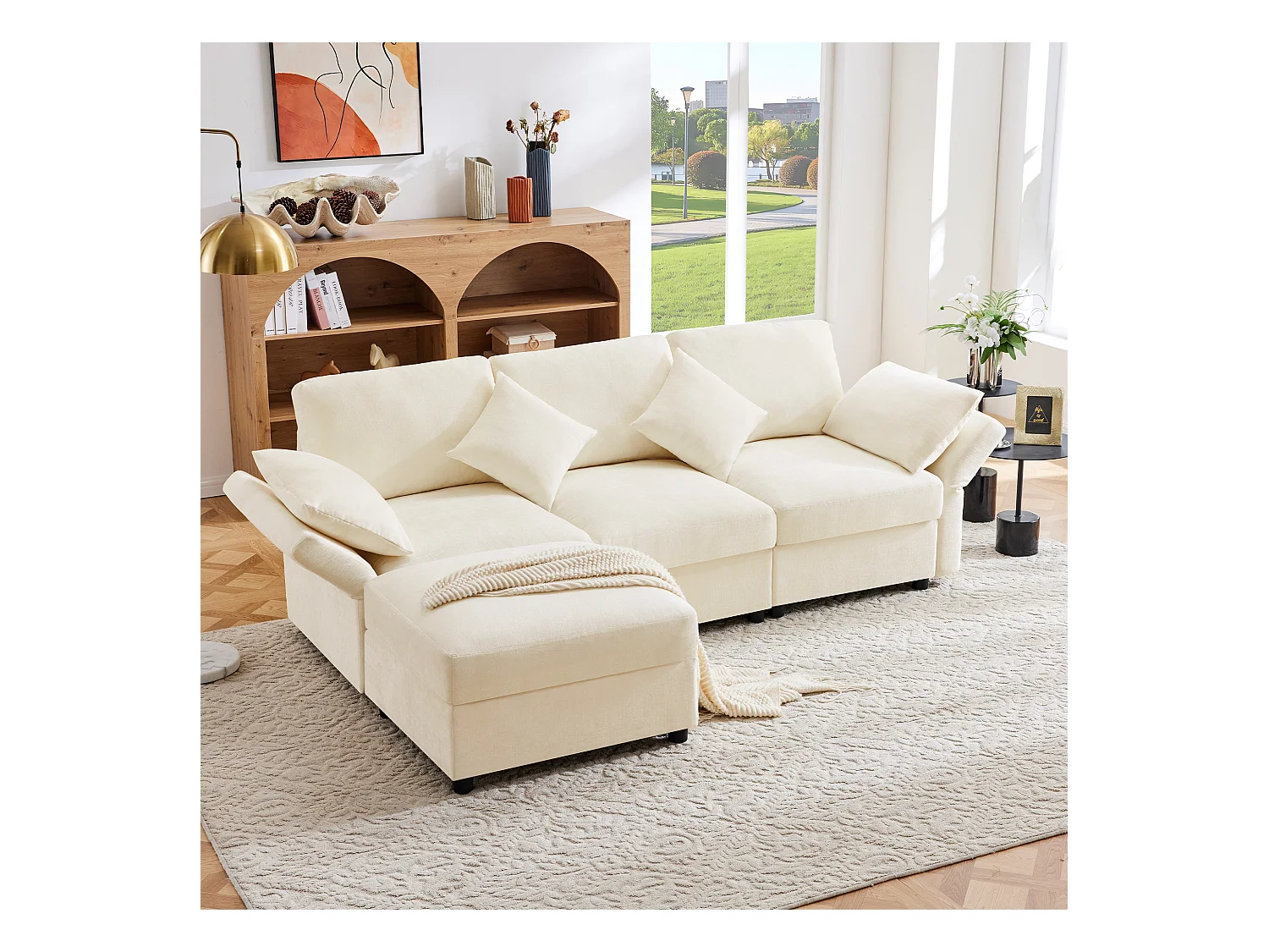 L-förmiges Ecksofa mit Fußstütze, vier Kissen, verstellbaren Armlehnen und bequemem Bezug aus beigem Chenille.