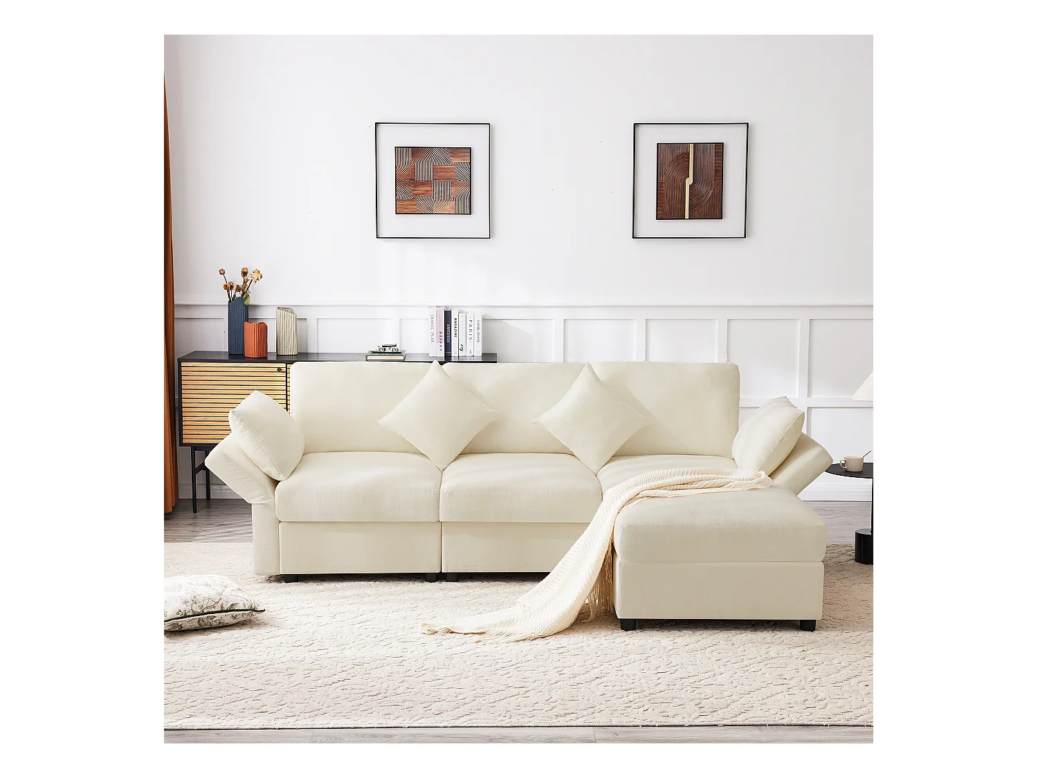 L-vormige hoekbank met voetensteun, inclusief vier kussens, verstelbare armleuningen en een comfortabele beige chenille bekleding.