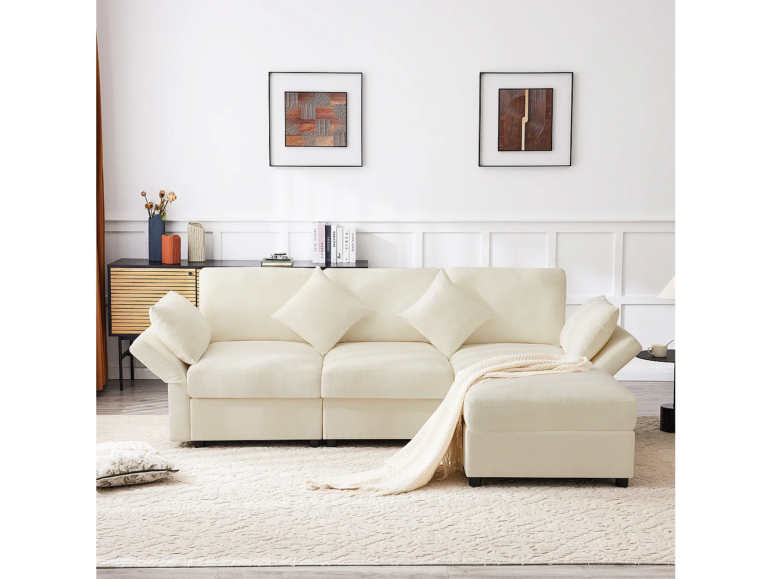 Divano angolare a L con poggiapiedi, quattro cuscini, braccioli regolabili e comodo rivestimento in ciniglia beige.