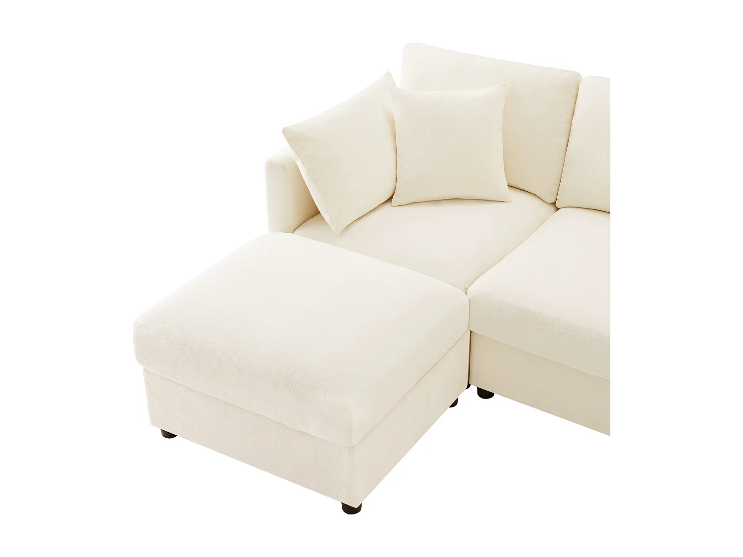 Divano angolare a L con poggiapiedi, quattro cuscini, braccioli regolabili e comodo rivestimento in ciniglia beige.