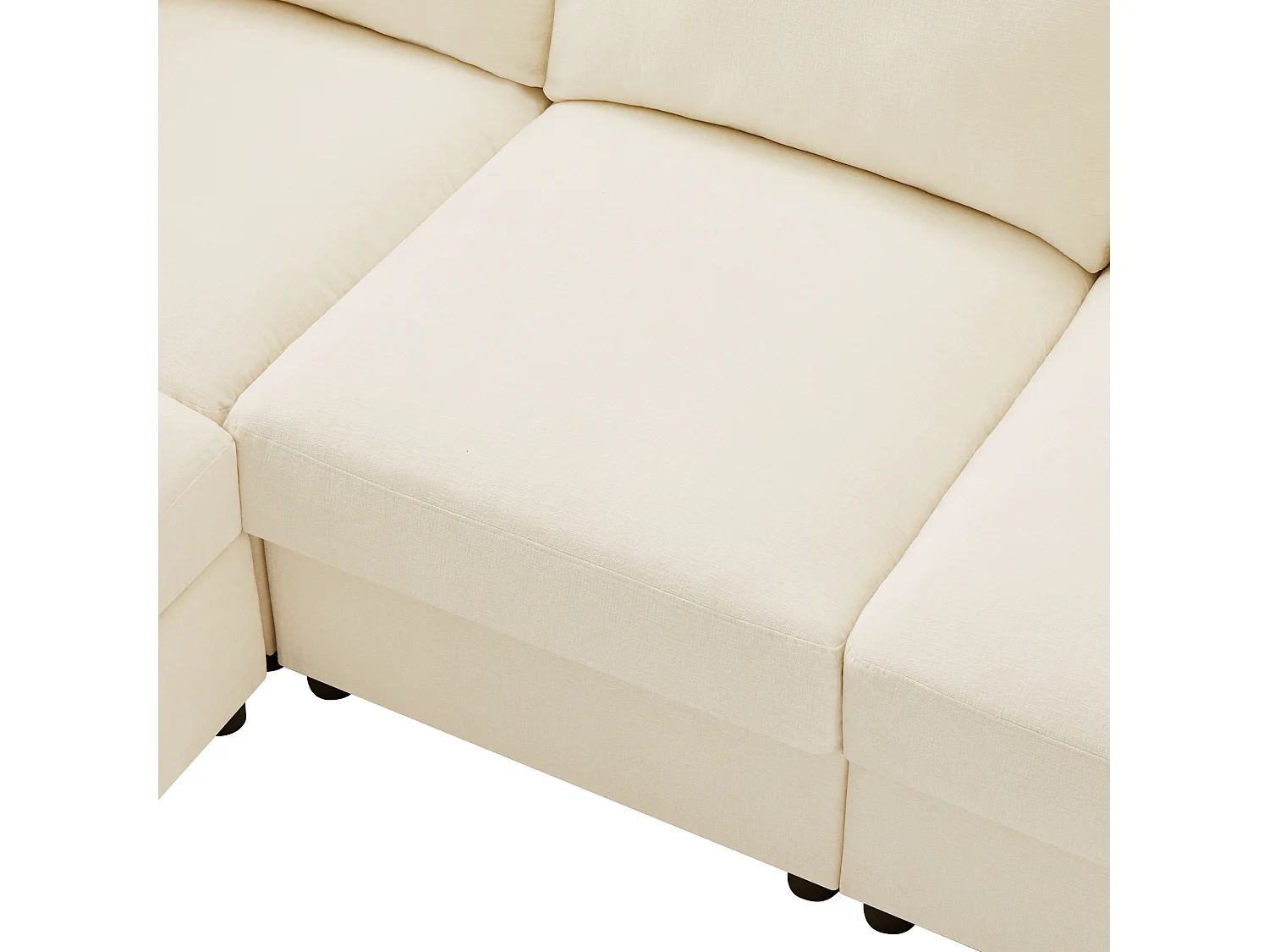 Divano angolare a L con poggiapiedi, quattro cuscini, braccioli regolabili e comodo rivestimento in ciniglia beige.