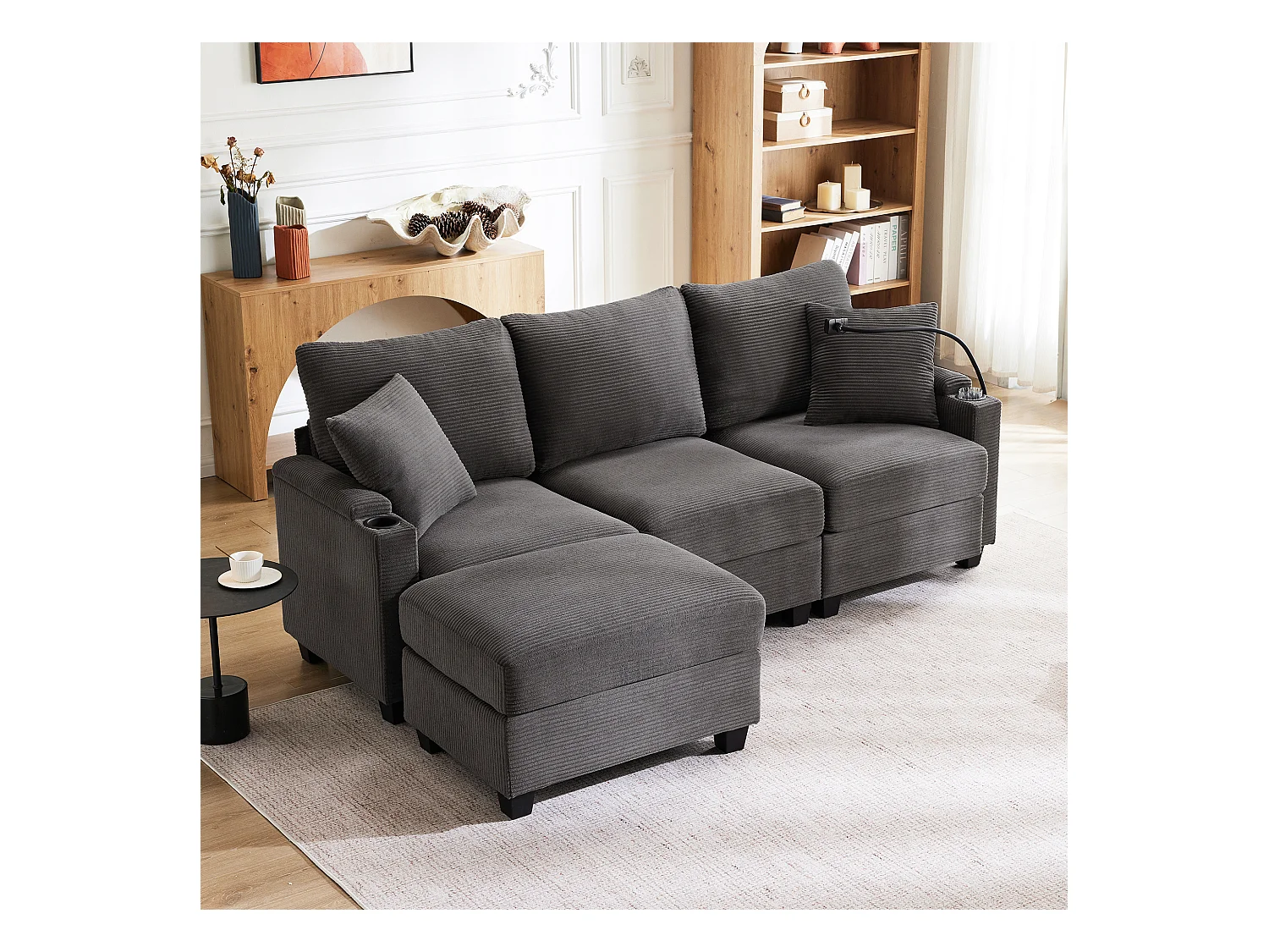L-förmiges Ecksofa mit Fußstütze, Getränkehaltern, USB-Ladegerät, Armlehnenablage und zwei Kissen, dunkelgrau