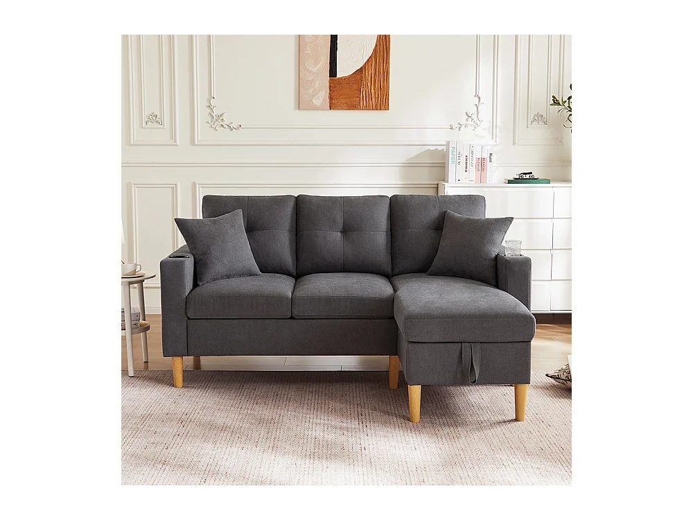 Dreisitziges L-förmiges Sofa mit Chaiselongue, Stauraum, integrierten Getränkehaltern und zwei Kissen inklusive, dunkelgrau.