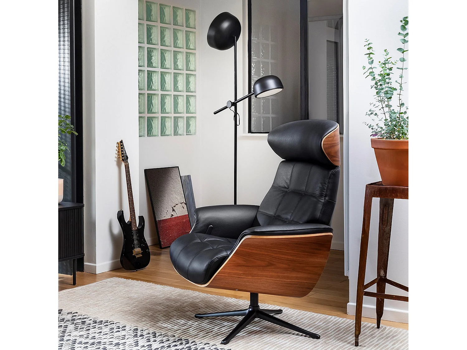 Fauteuil en cuir Savoy, bois plaqué noyer et aluminium poli - Noir obsidienne