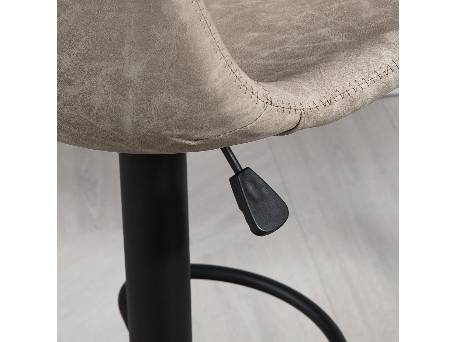 Barkruk set van 2, bistrokruk met voetenbankje, draaibaar, in hoogte verstelbaar, kunstleren bekleding, voor in de woonkamer, beige