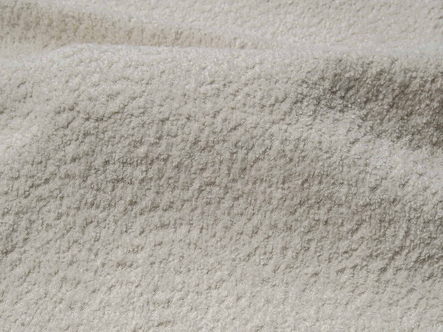 Grand canapé d'angle droit convertible en tissu bouclette blanc POGNI de Maison Céphy