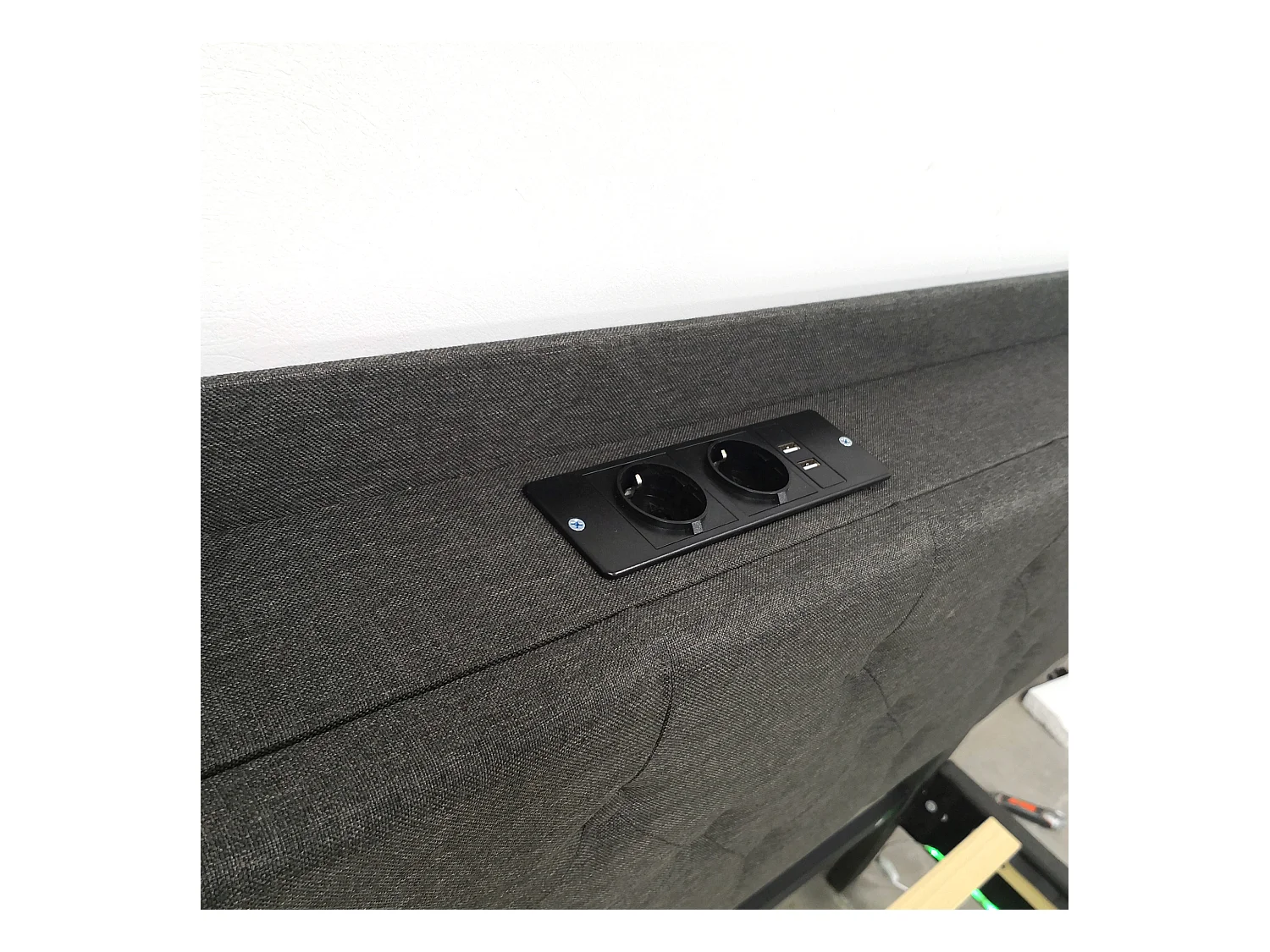 Lit Polster 160 x 200 cm avec port USB et bande LED à changement de couleur, lit double en tissu lin doux avec sommier, gris.