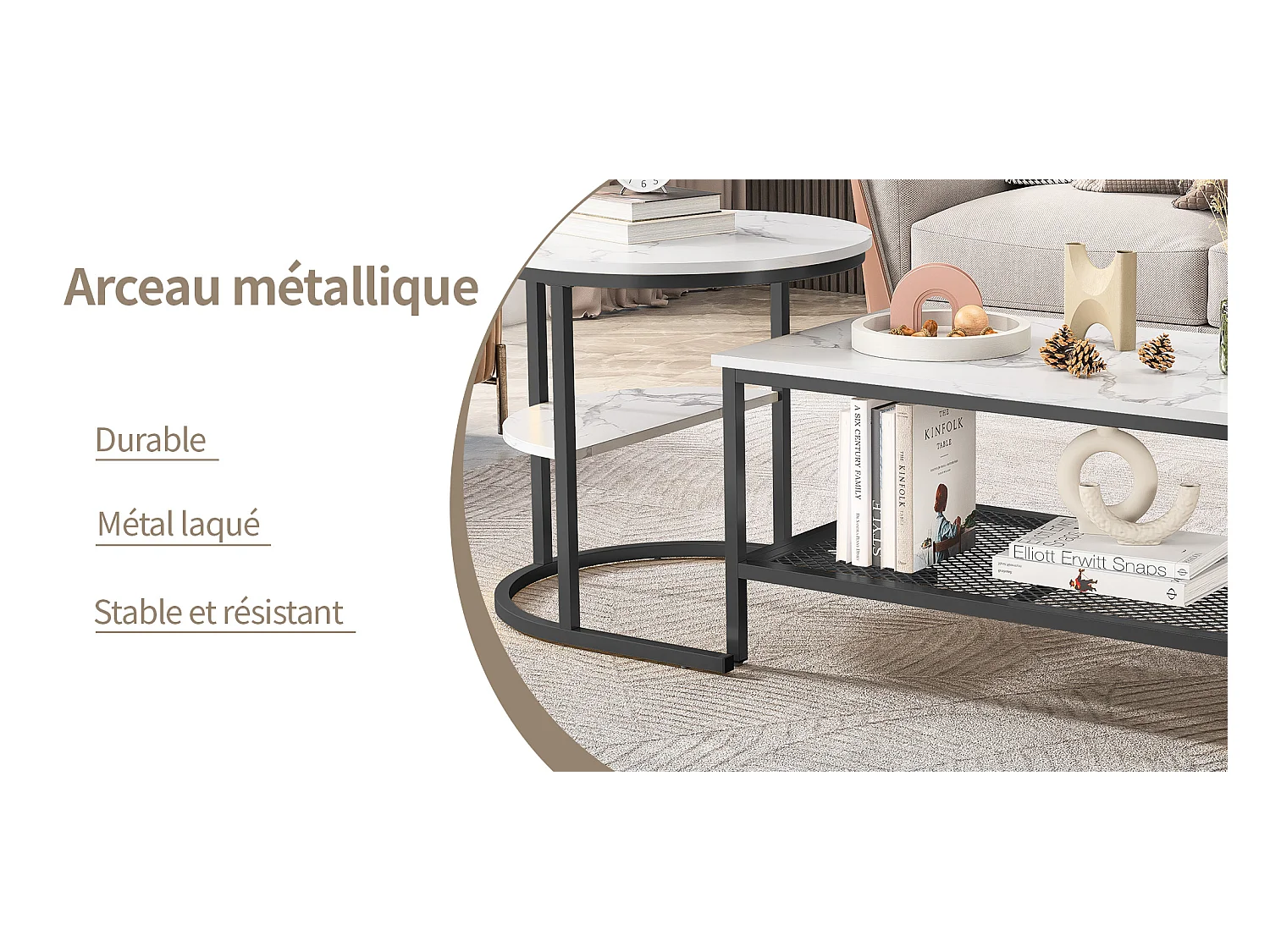 Tavolini da caffè rettangolari e rotondi impilabili in marmo bianco con struttura in metallo nero, dal design moderno ed elegante.