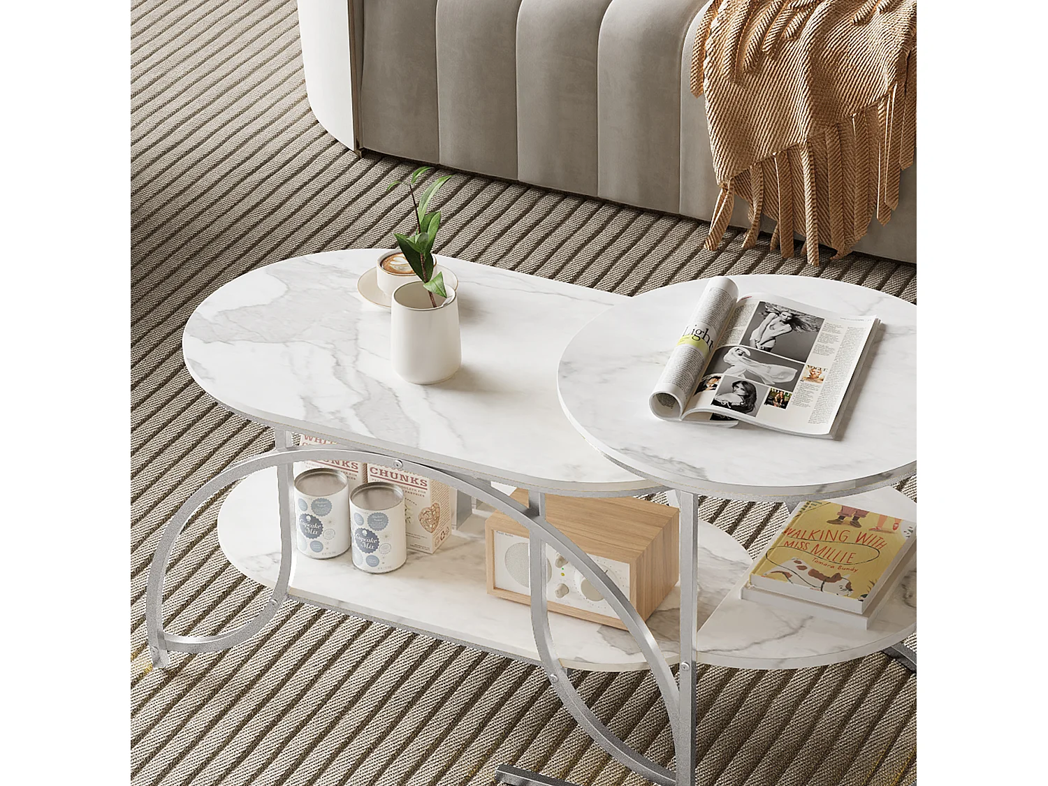 Mesa de centro cuadrada de mármol blanco con estructura de metal plateado: diseño moderno, estable y versátil.