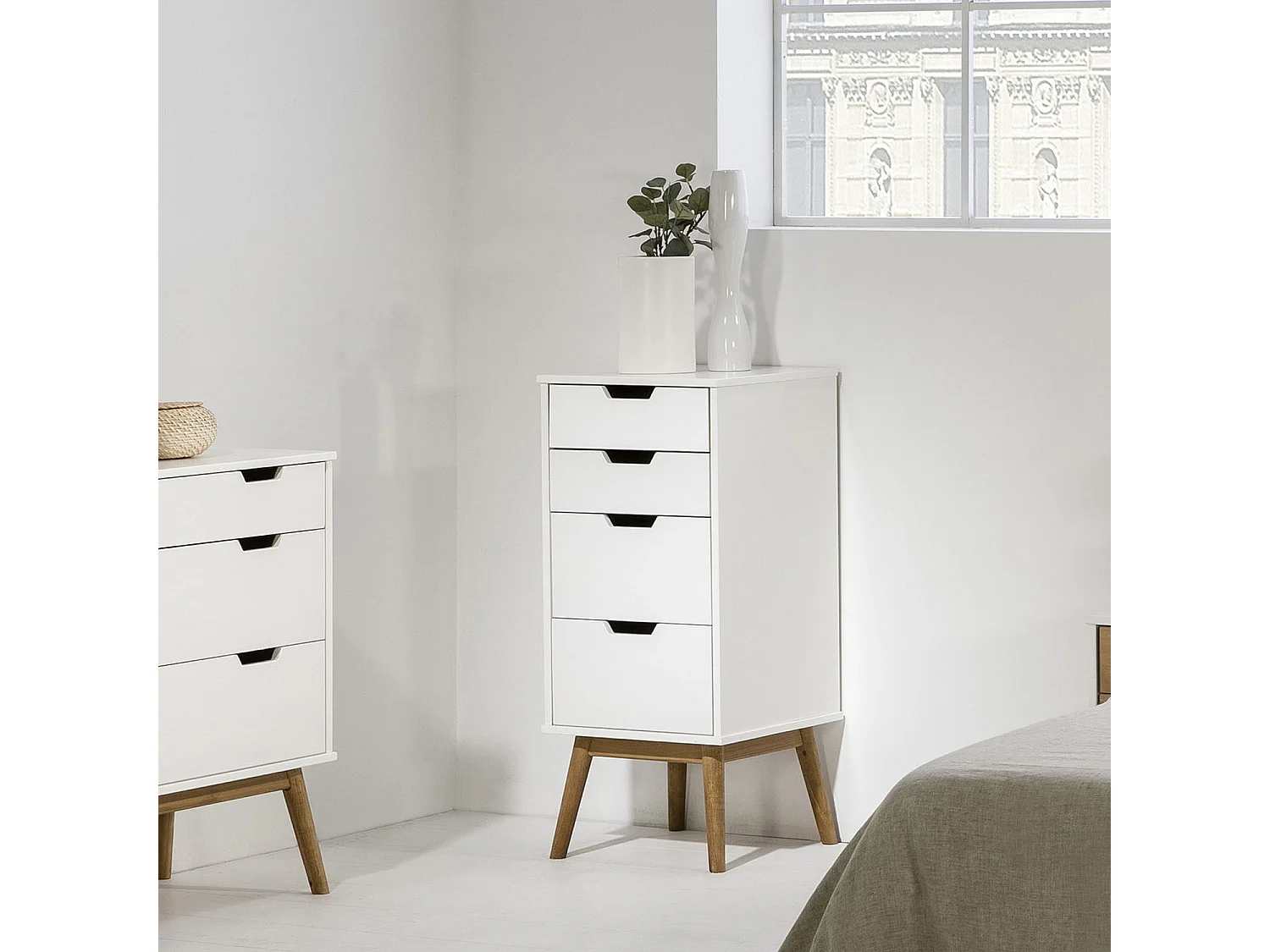 Nachtkastje Baku met 4 laden in het wit