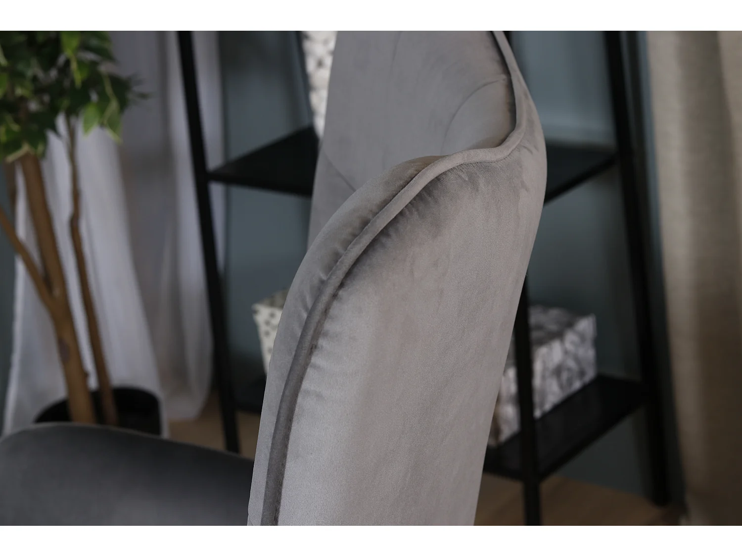 Sillón escandinavo acolchado en terciopelo gris KAS KD VELVET GREY