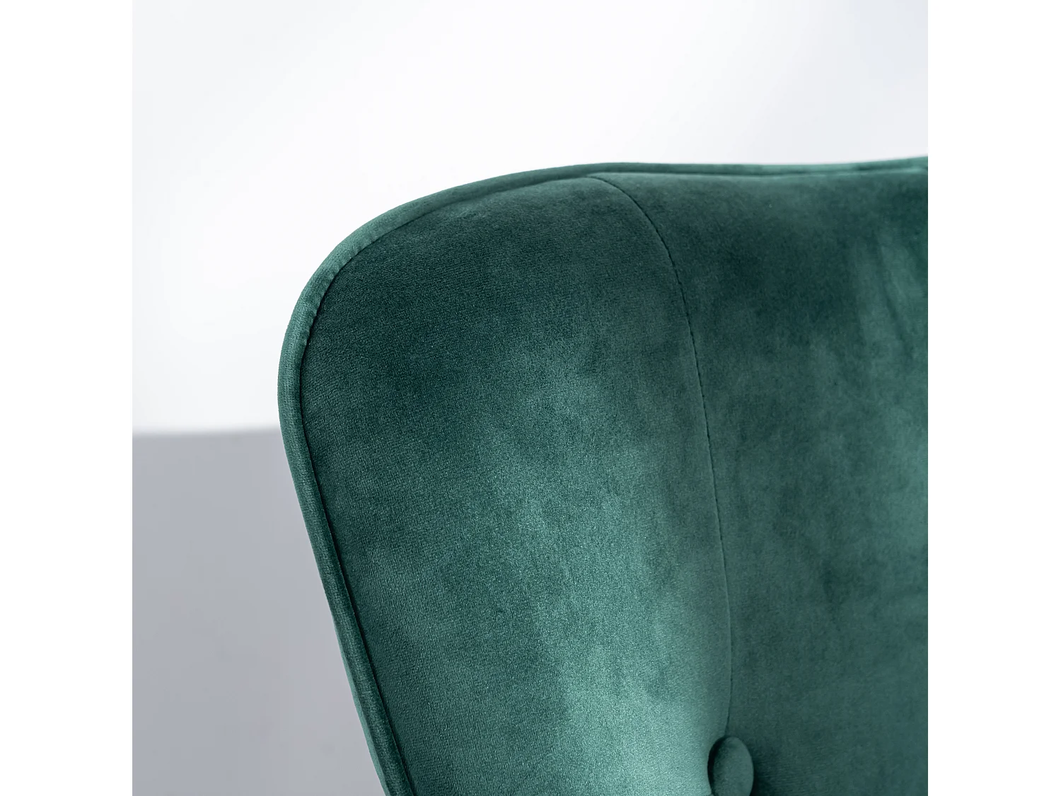 Sillón escandinavo tapizado en terciopelo verde KAS KD VELVET GREEN