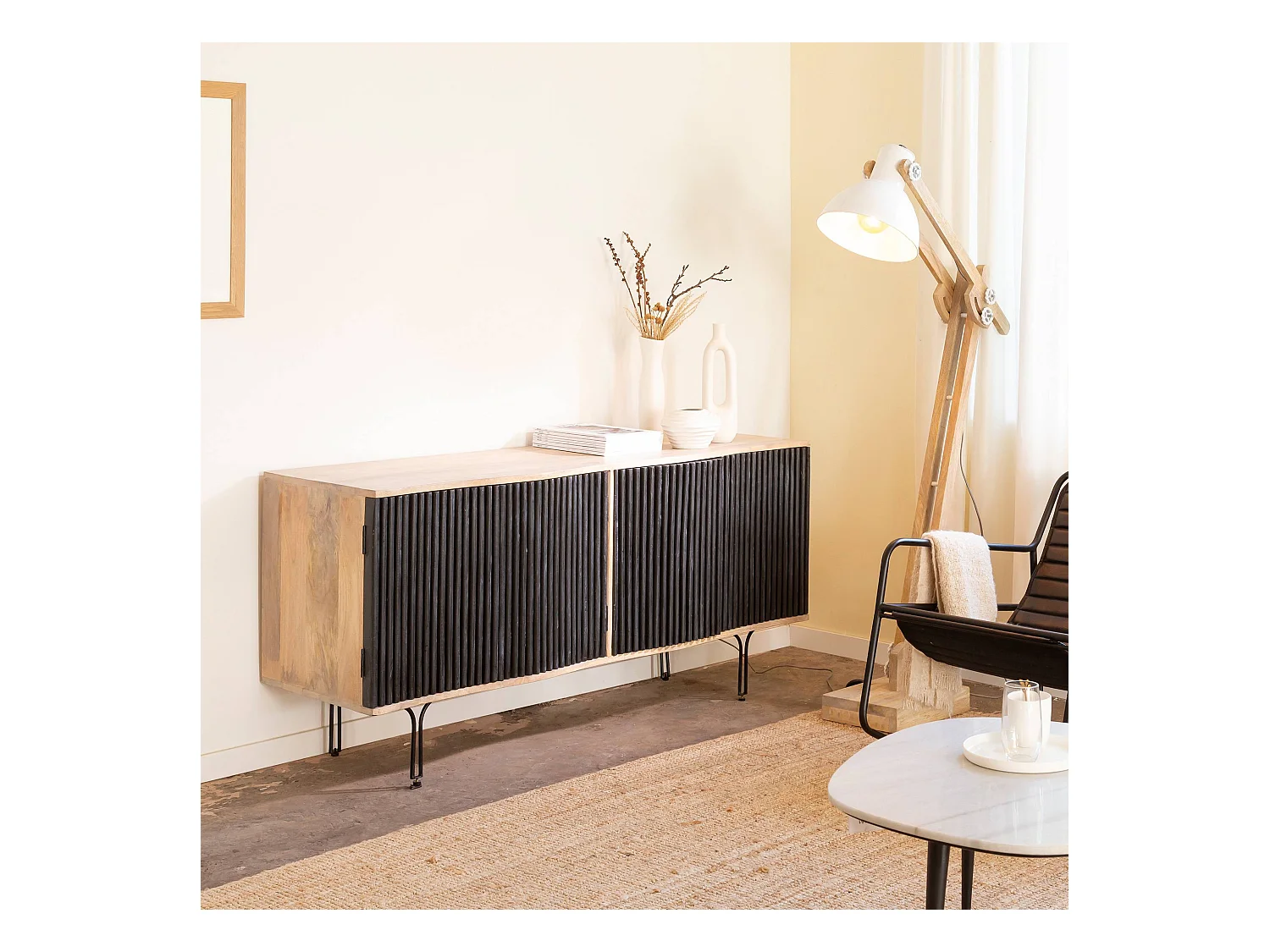 Mueble de TV de madera de mango y metal negro con puertas con aberturas Auxence