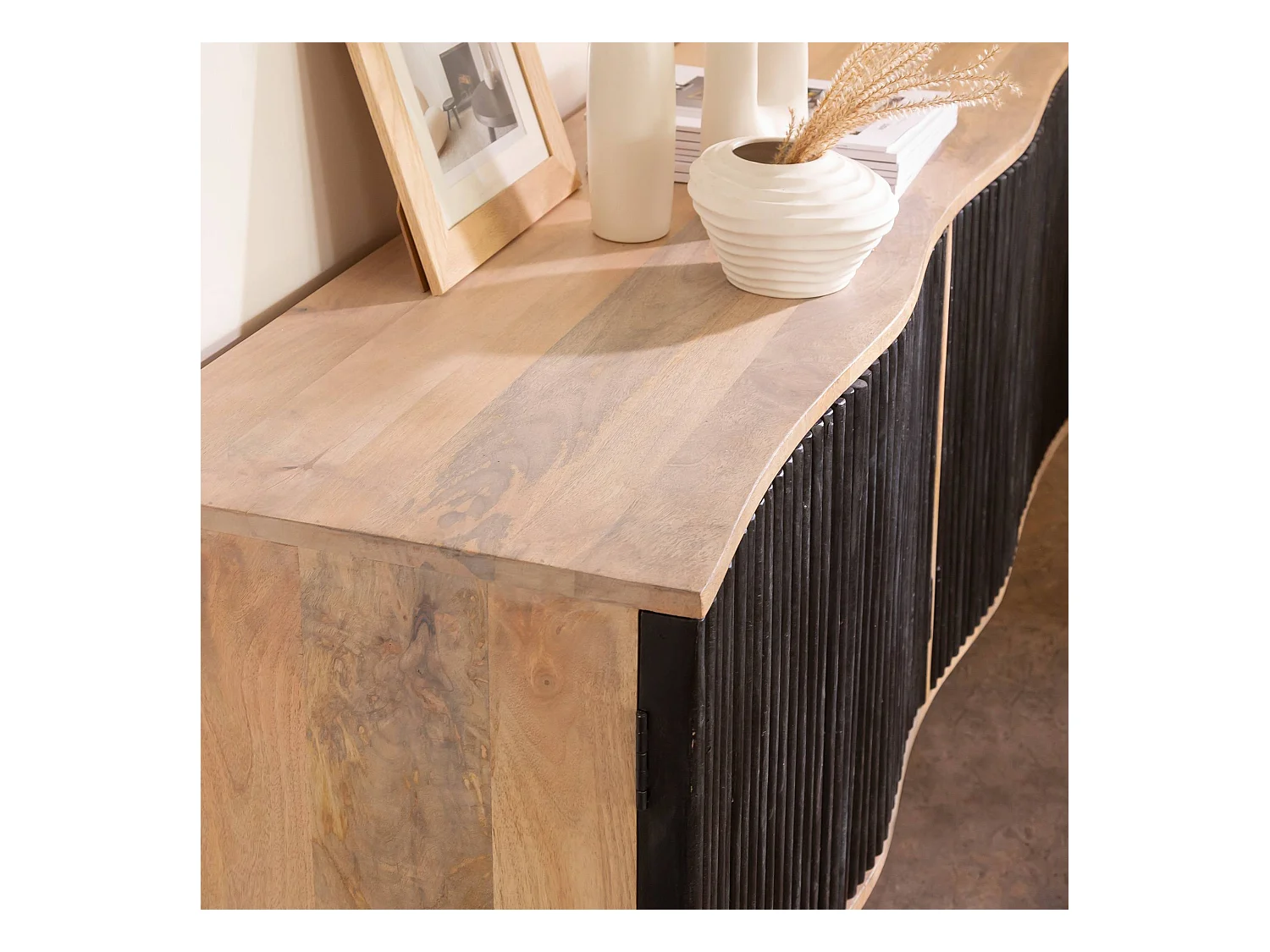 Mueble de TV de madera de mango y metal negro con puertas con aberturas Auxence