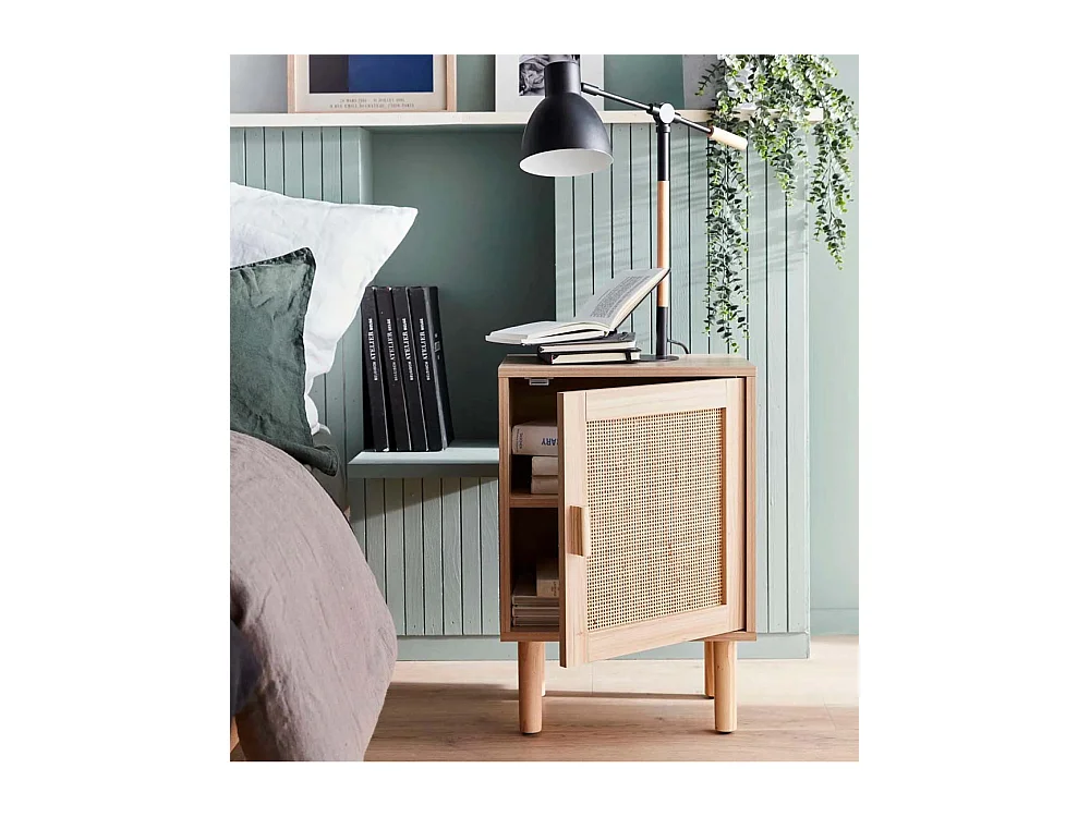 Mesita de noche de 1 puerta de 58x40x30 cm balda inferior y detalle ratán en beige Camile