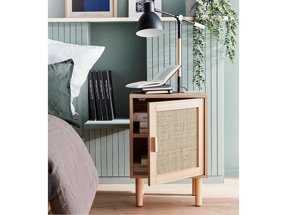 Mesita de noche de 1 puerta de 58x40x30 cm balda inferior y detalle ratán en beige Camile