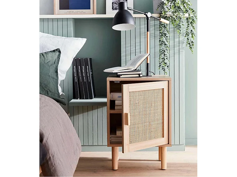Mesita de noche de 1 puerta de 58x40x30 cm balda inferior y detalle ratán en beige Camile