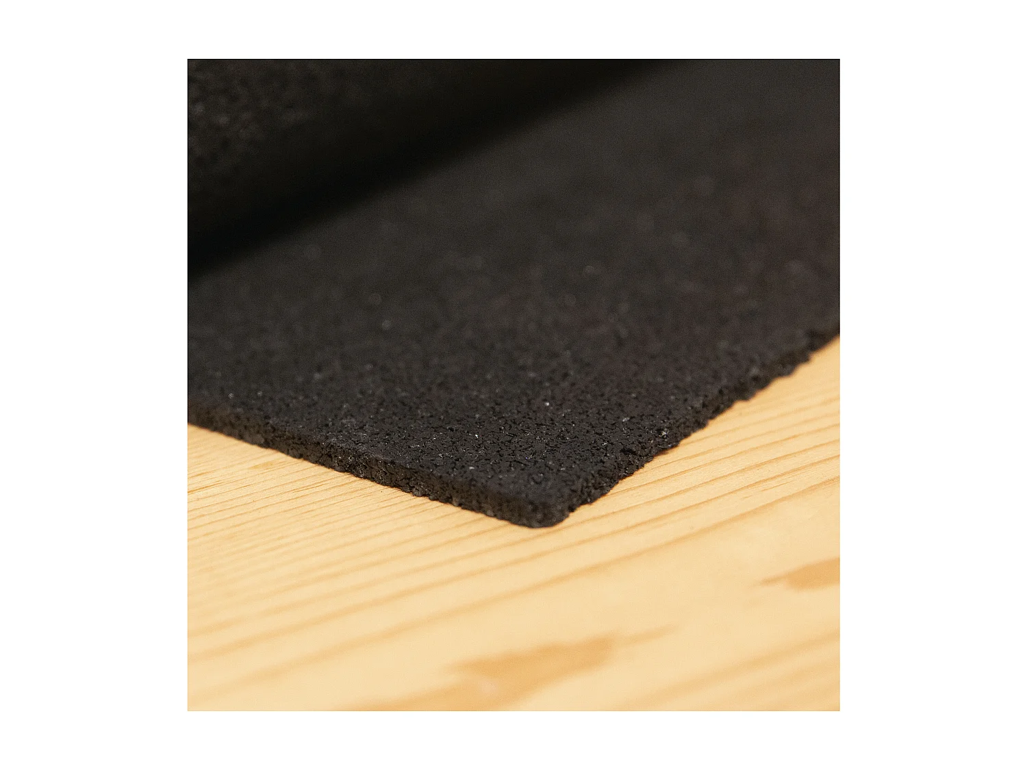 Tapis Anti Vibration 60x60cm M6 Noir Protégez votre sol et réduisez le bruit de votre machine à laver ou sèche-linge avec ce tapis anti vibration !