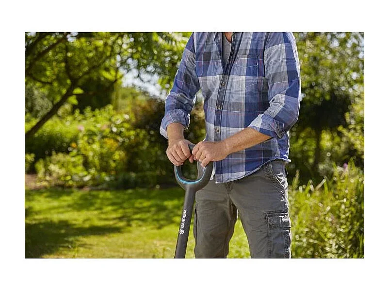 GARDENA Beche a bord droit NatureLine - Manche bois 100% FSC - Poignee ergo en D - Lame acier trempe - Garantie 10 ans 17000-20