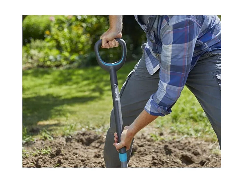 GARDENA Beche a bord droit NatureLine - Manche bois 100% FSC - Poignee ergo en D - Lame acier trempe - Garantie 10 ans 17000-20