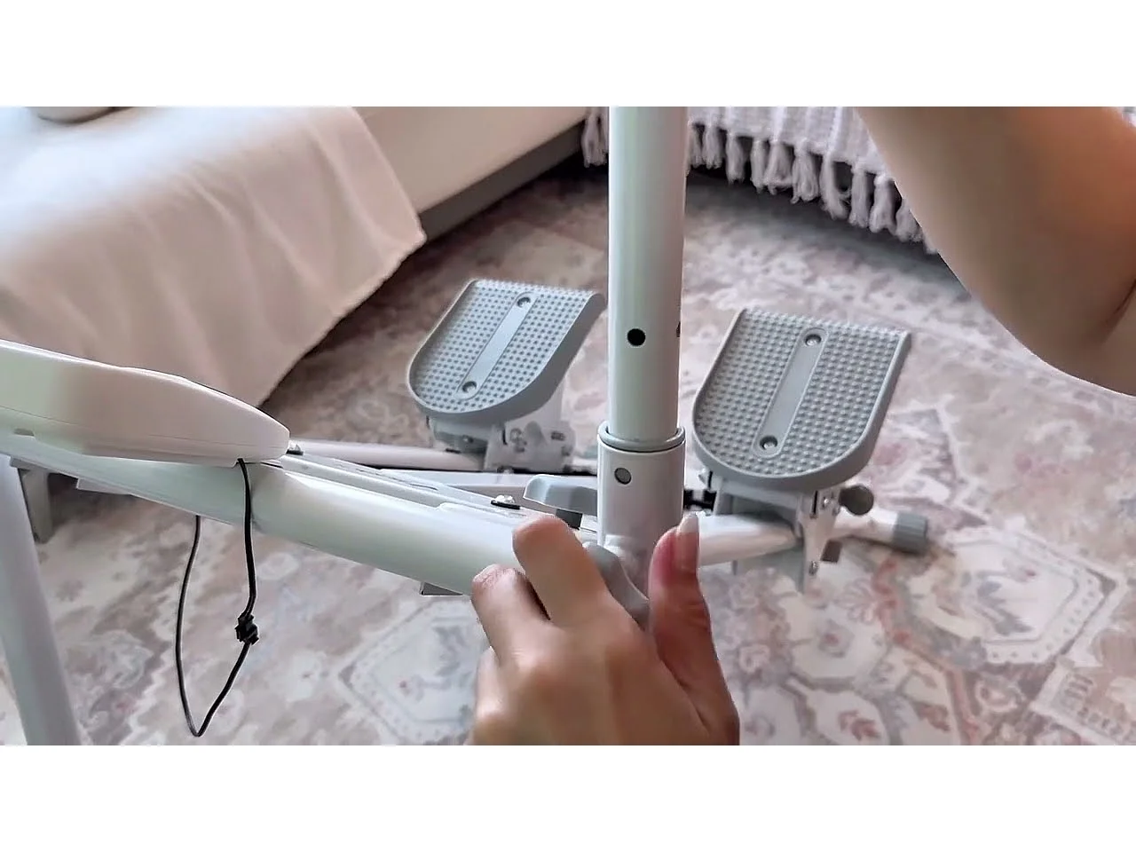 Stepper verticale pieghevole MERACH, 3 livelli di resistenza, manubrio regolabile in altezza e direzione, display LCD, carico max 150 kg, bianco