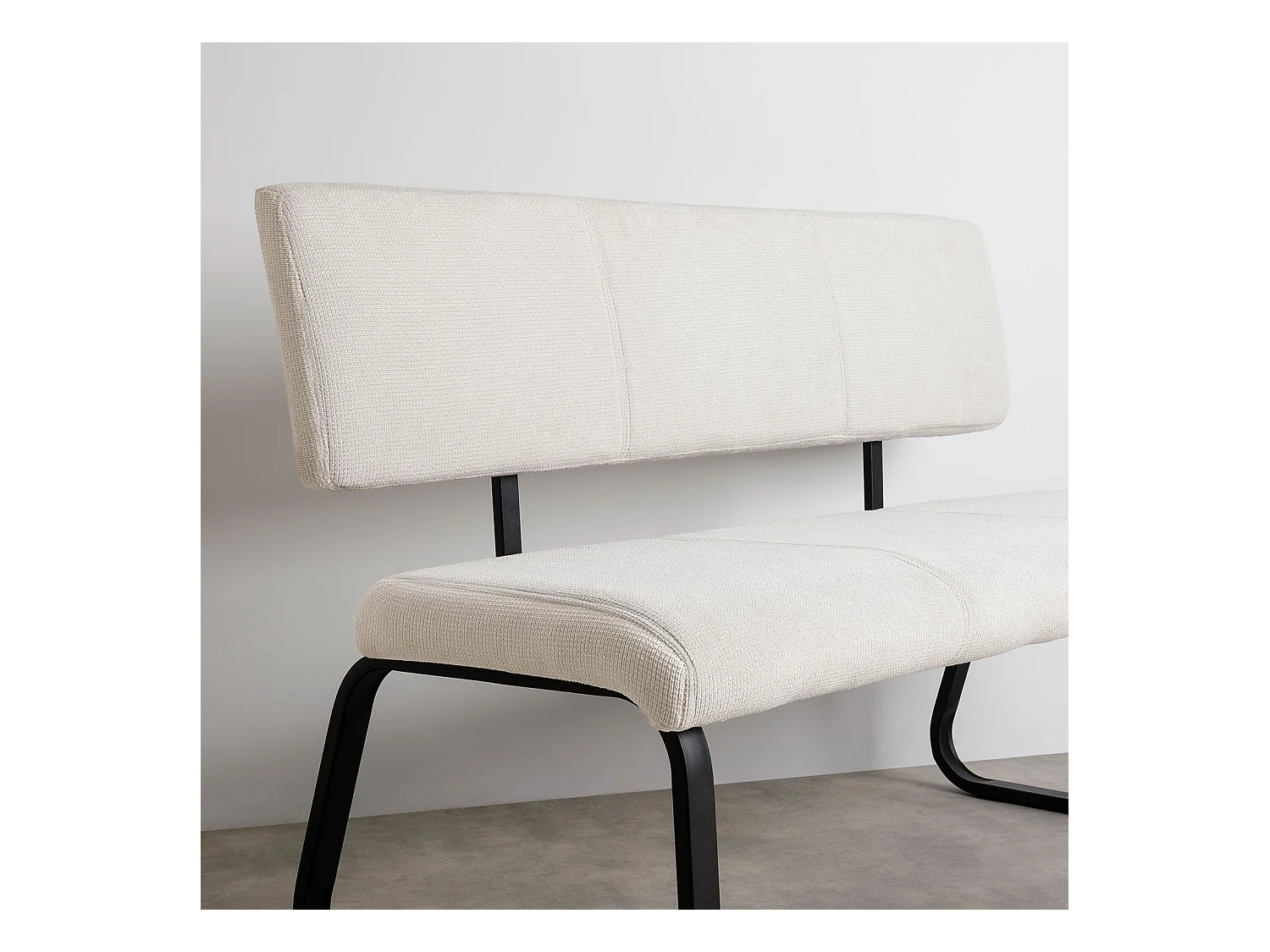 Banc d'entrée VILAS siège avec 3 places, banquette au piètement chromé, revêtement en tissu coloris blanc crème