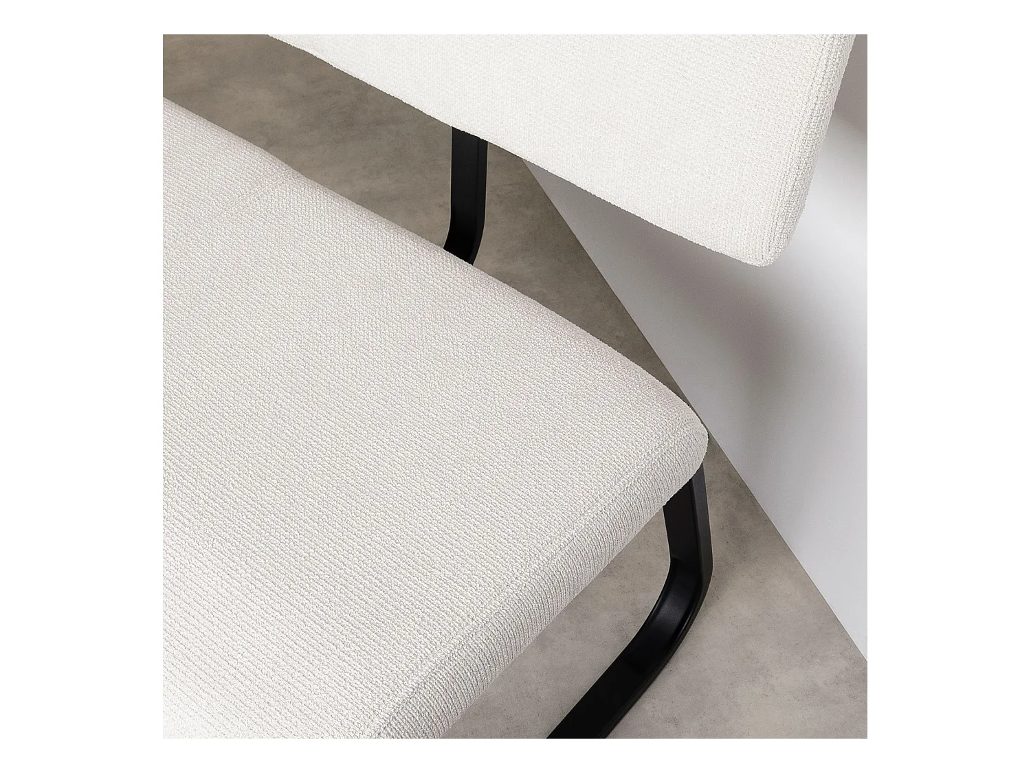 Banc d'entrée VILAS siège avec 3 places, banquette au piètement chromé, revêtement en tissu coloris blanc crème