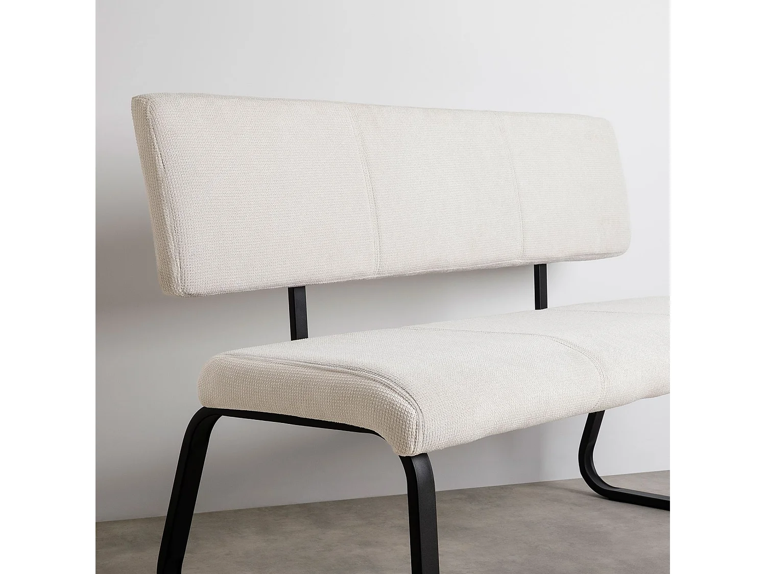 Banc d'entrée VILAS siège avec 3 places, banquette au piètement chromé, revêtement en tissu coloris blanc crème